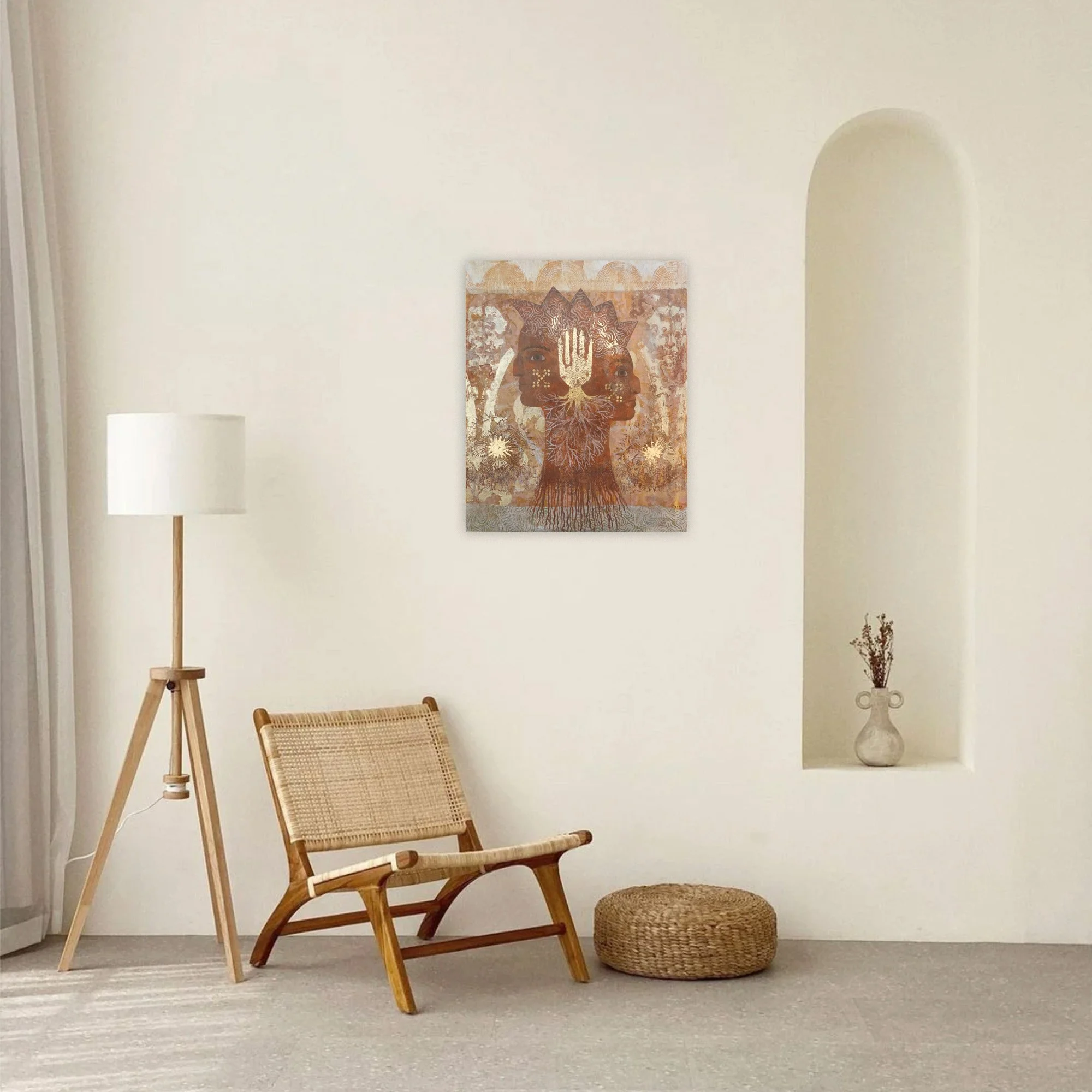 Intérieur avec le tableau Racines, peinture symbolique avec deux visages, une main dorée et des racines, inspirée du folklore et des récits anciens.