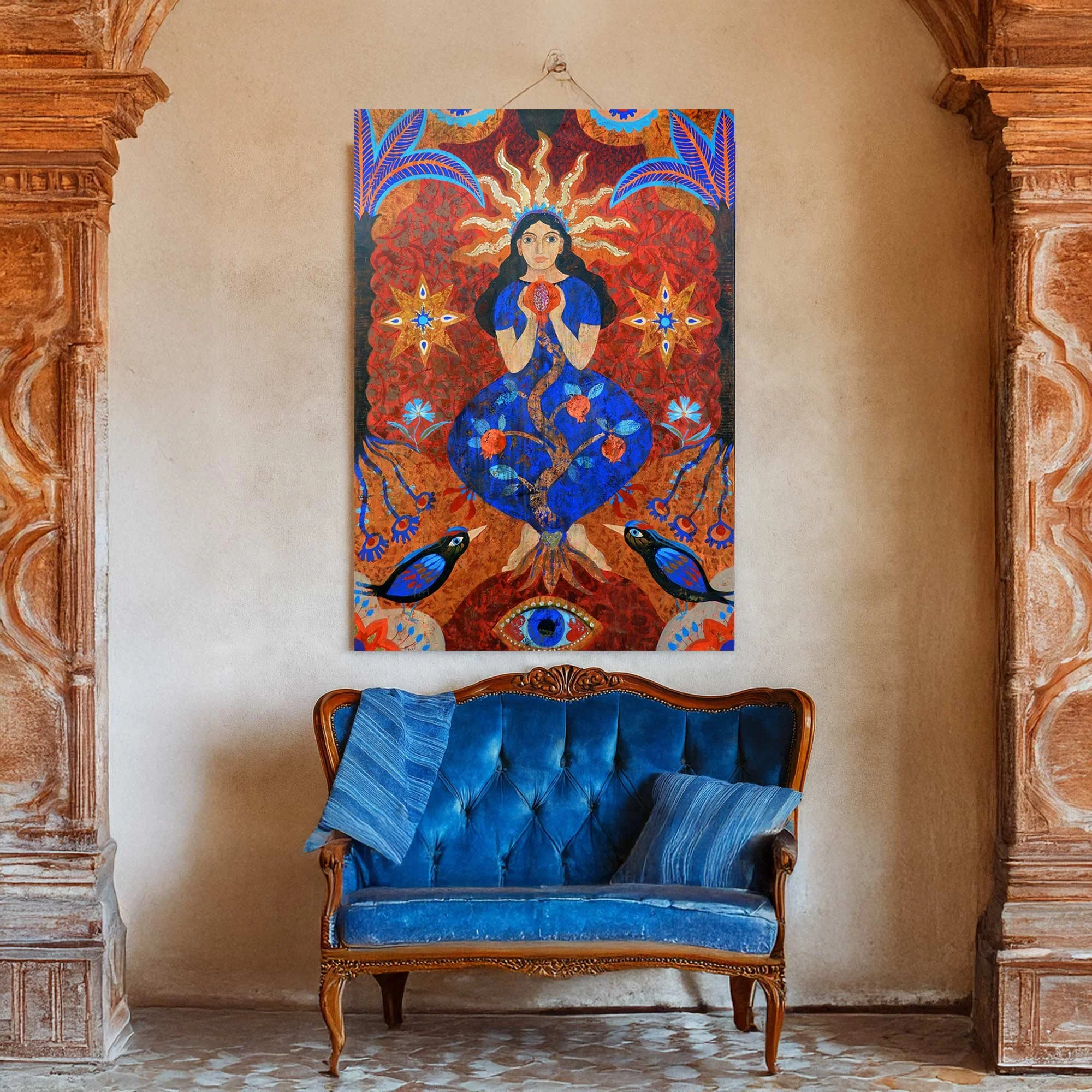 Peinture représentant une femme tenant une grenade, avec un arbre qui traverse son corps, entourée de motifs symboliques, d’oiseaux et de couleurs bleues et rouges. Tableau intitulé “Fertilité”.