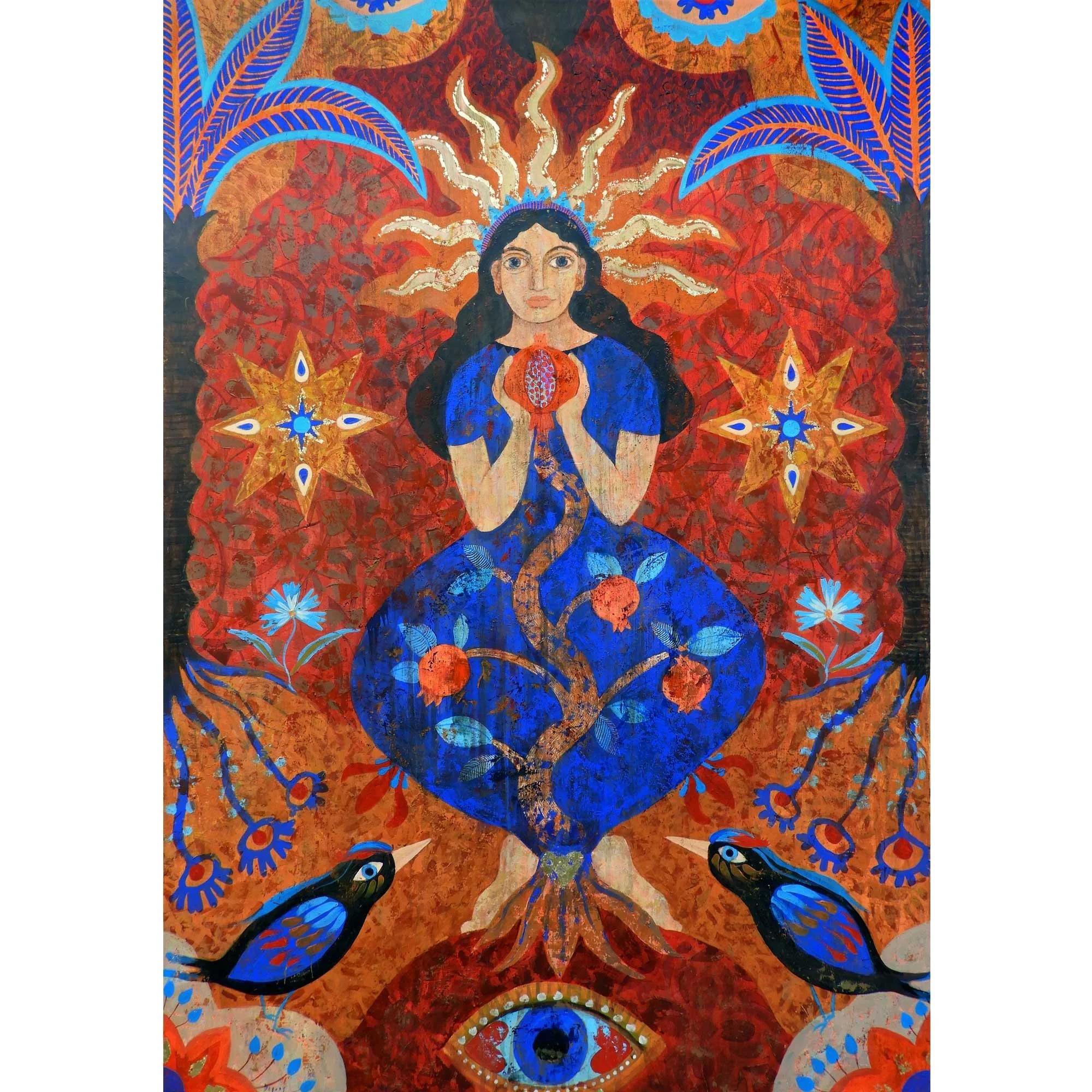 Peinture représentant une femme tenant une grenade, avec un arbre qui traverse son corps, entourée de motifs symboliques, d’oiseaux et de couleurs bleues et rouges. Tableau intitulé “Fertilité”.