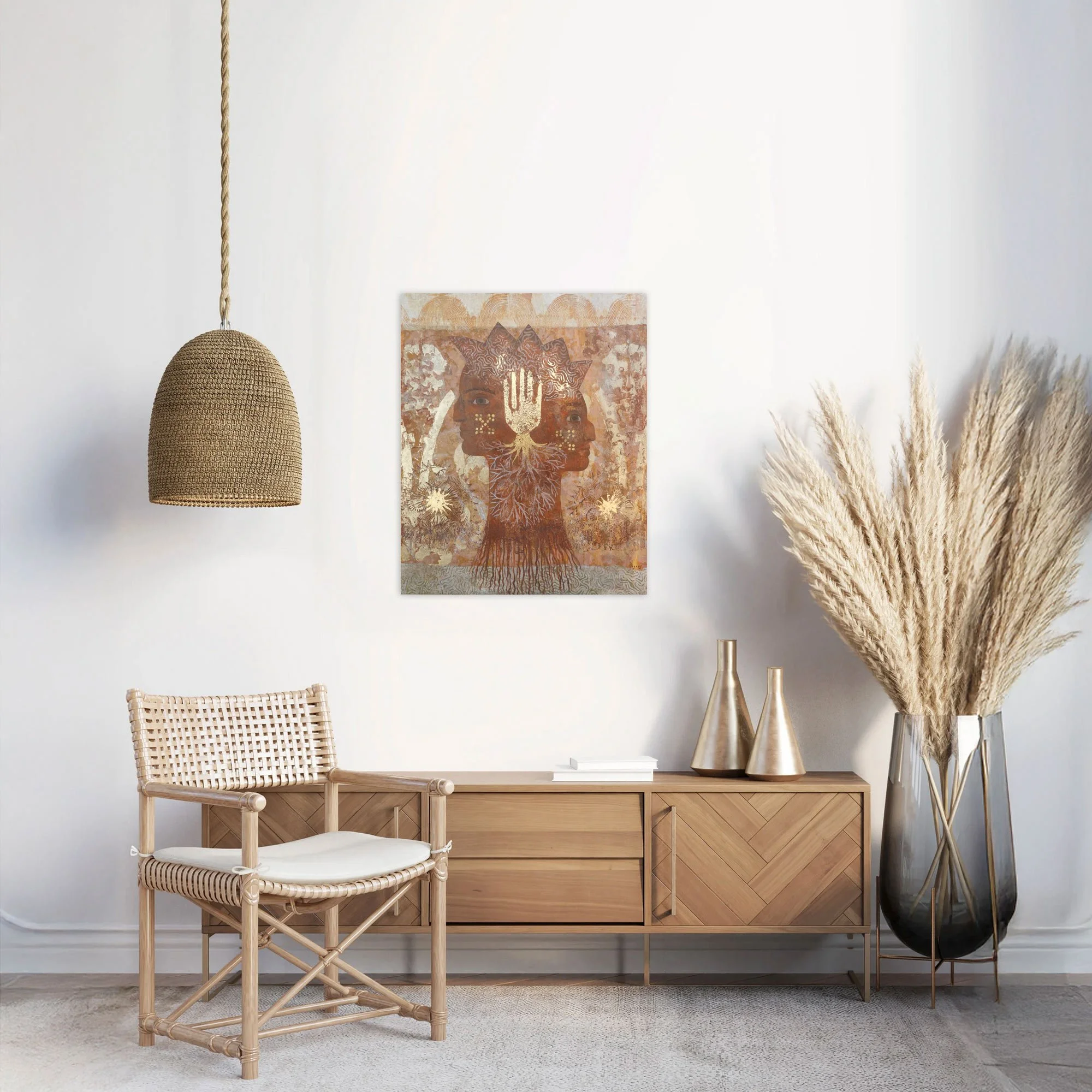 Intérieur avec le tableau Racines, peinture symbolique avec deux visages, une main dorée et des racines, inspirée du folklore et des récits anciens.