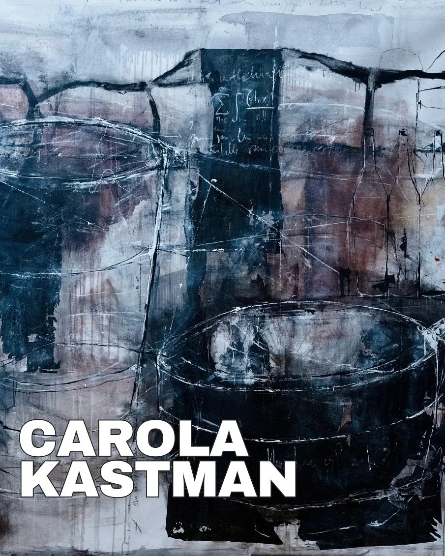Carola Kastman er en svensk kunstnerstjerne med base i Stockholm. Hun arbeider i mixed media p&aring; japansk papir og lerret, og bygger opp verkene lag for lag med olje, emulsion, penn og collage &ndash; en prosess som gir bildene dybde, tekstur og 