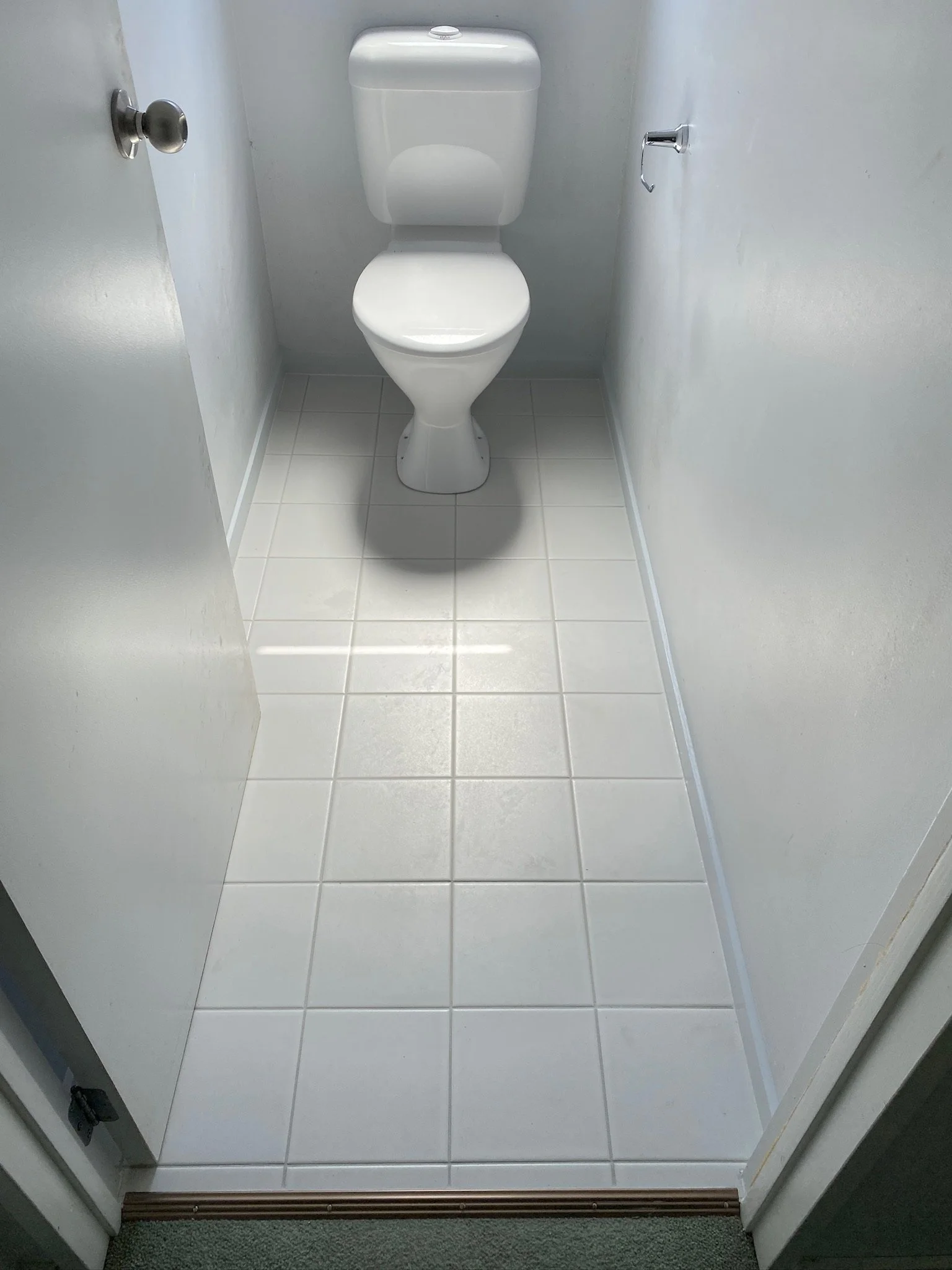 Toilet renovation completed in Mt Wellington Auckland with new toilet suite and tiled flooring