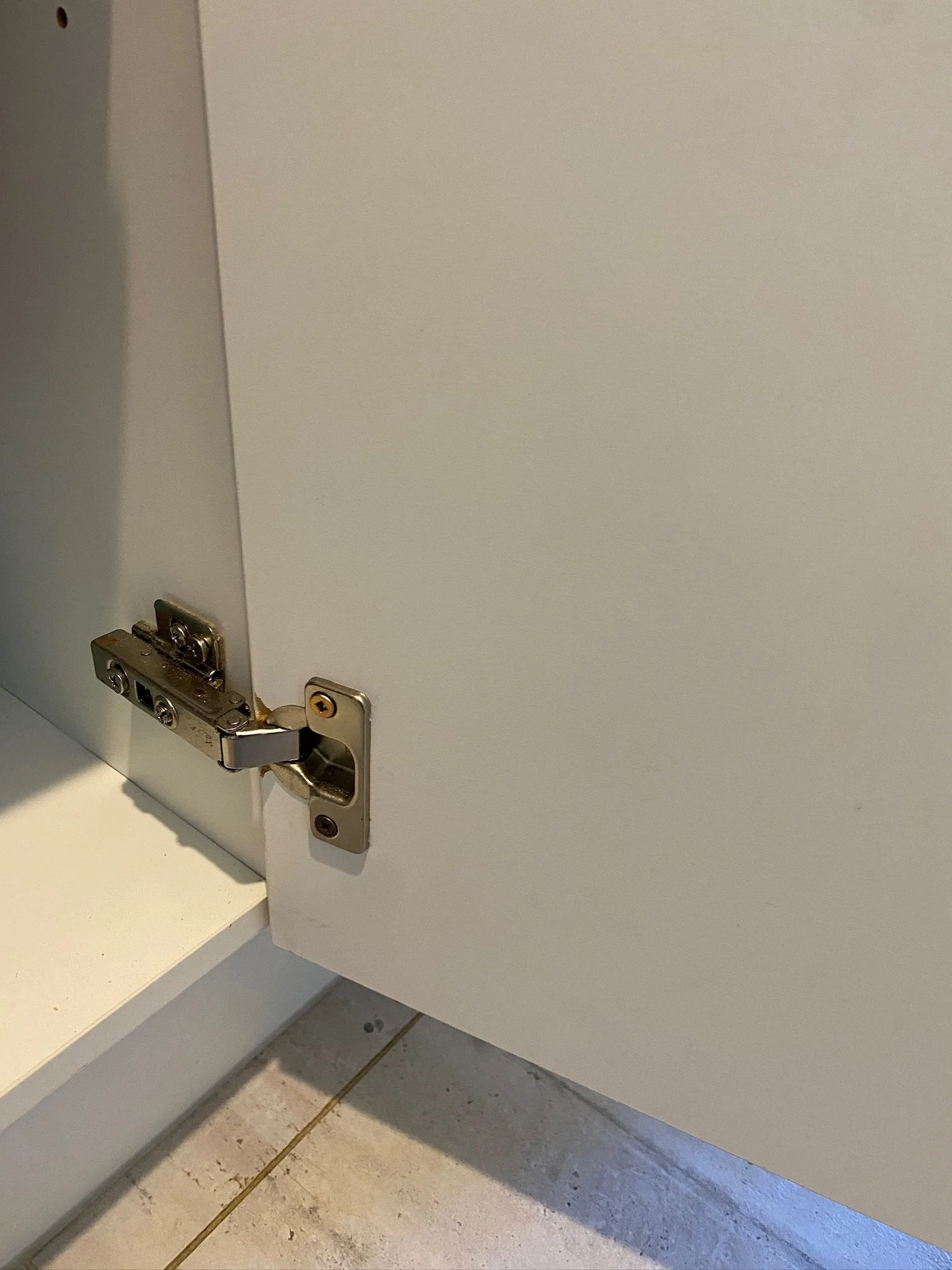 Kitchen cabinet hinge replacement completed by DCW Services handyman in Auckland