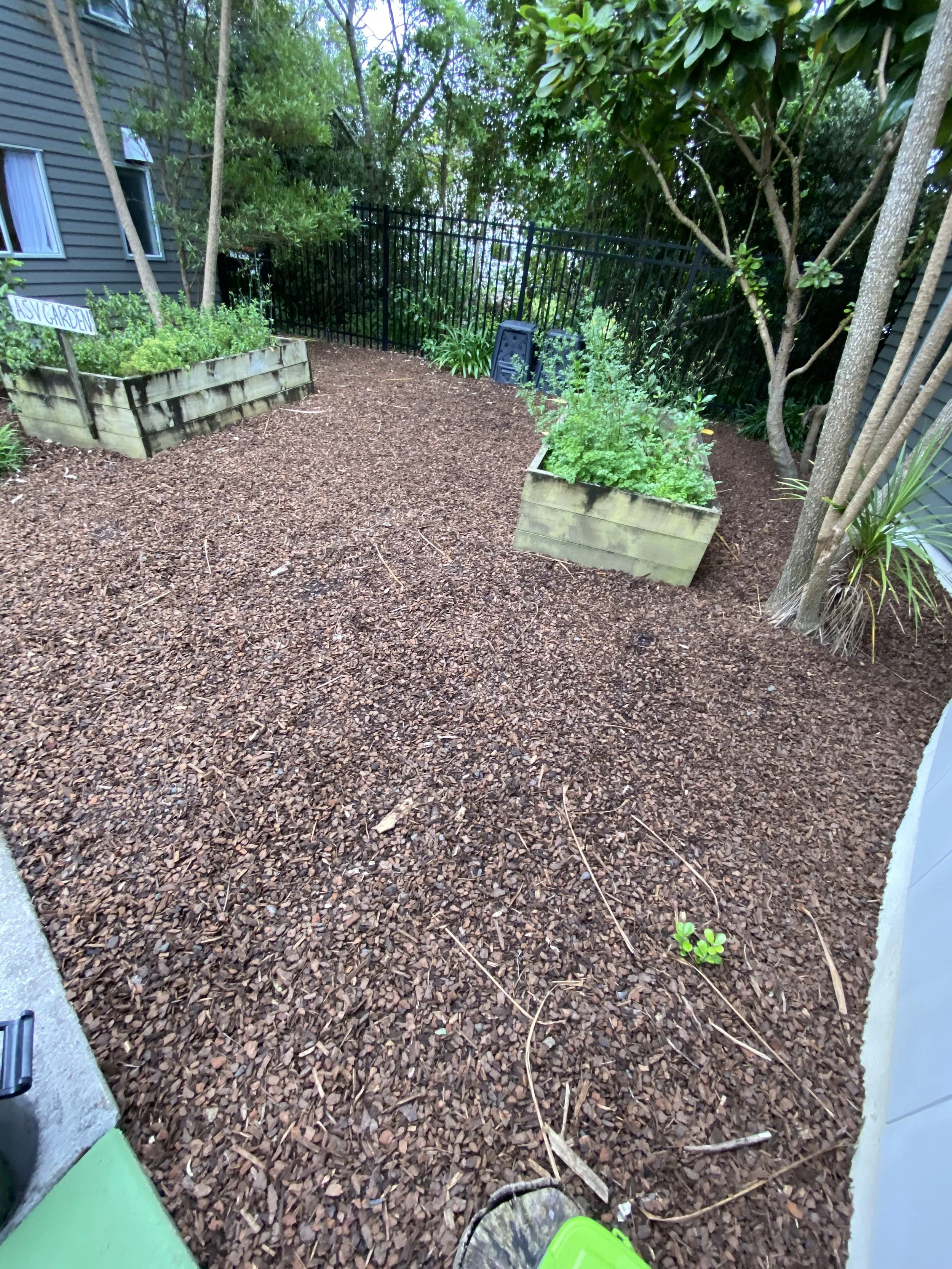 Commercial landscaping maintenance and bark mulch top up in Auckland