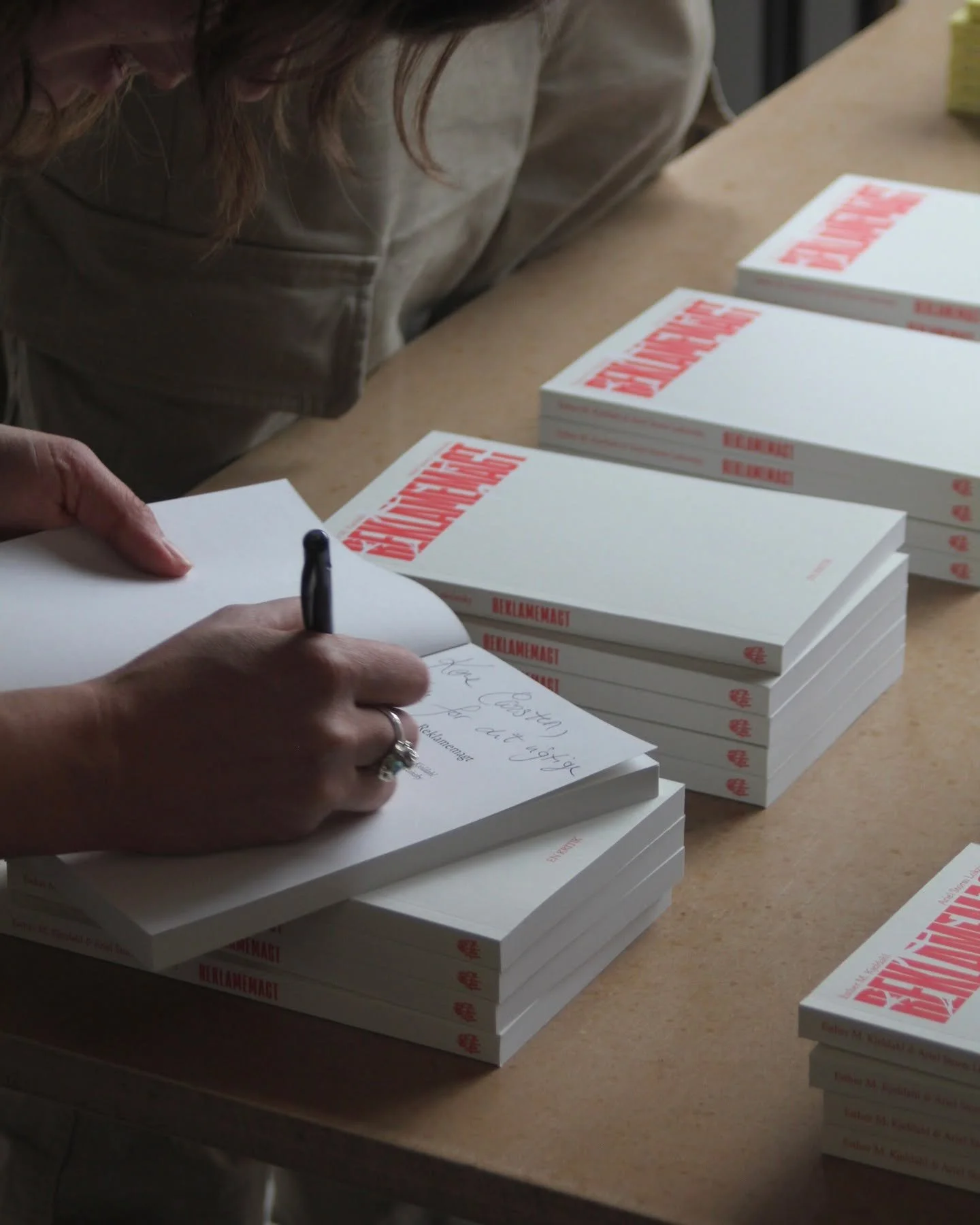 I torsdags afholdte vi reception for 'Reklamemagt' med omkring 150 søde mennesker på @thoravej29 ♥︎
Da det var Grundlovsdag, ønskede Ariel og @esthermkj først at fortælle om reklamemagtens betydning for demokr