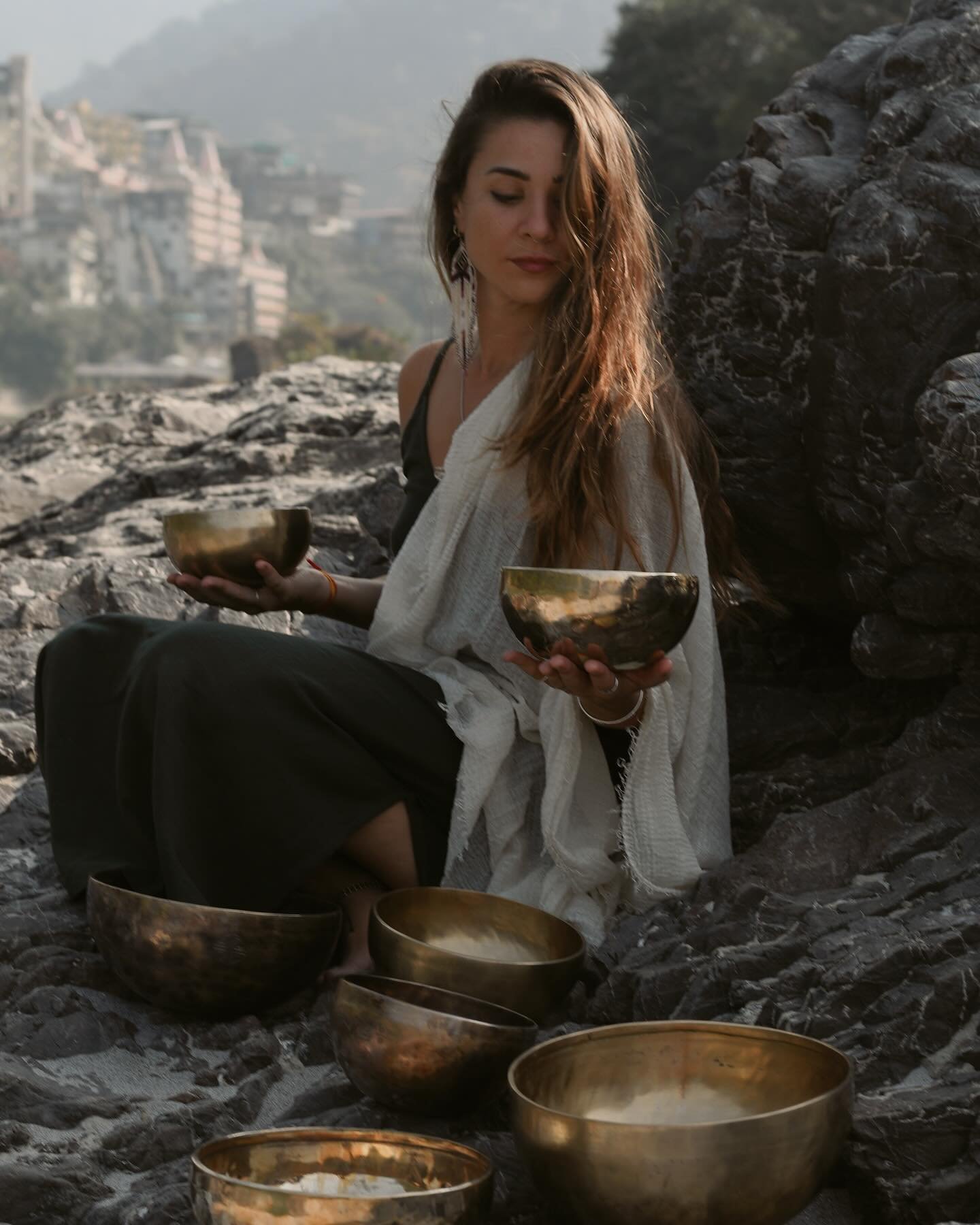 &bdquo;The One who is at Play everywhere says:
There is a space in the heart where everything meets.
Come here if you want to find me.
Mind, senses, soul, eternity&mdash;all are here.
Are you here?&ldquo;

&mdash; the Radiance Sutras

&hellip;Sitting