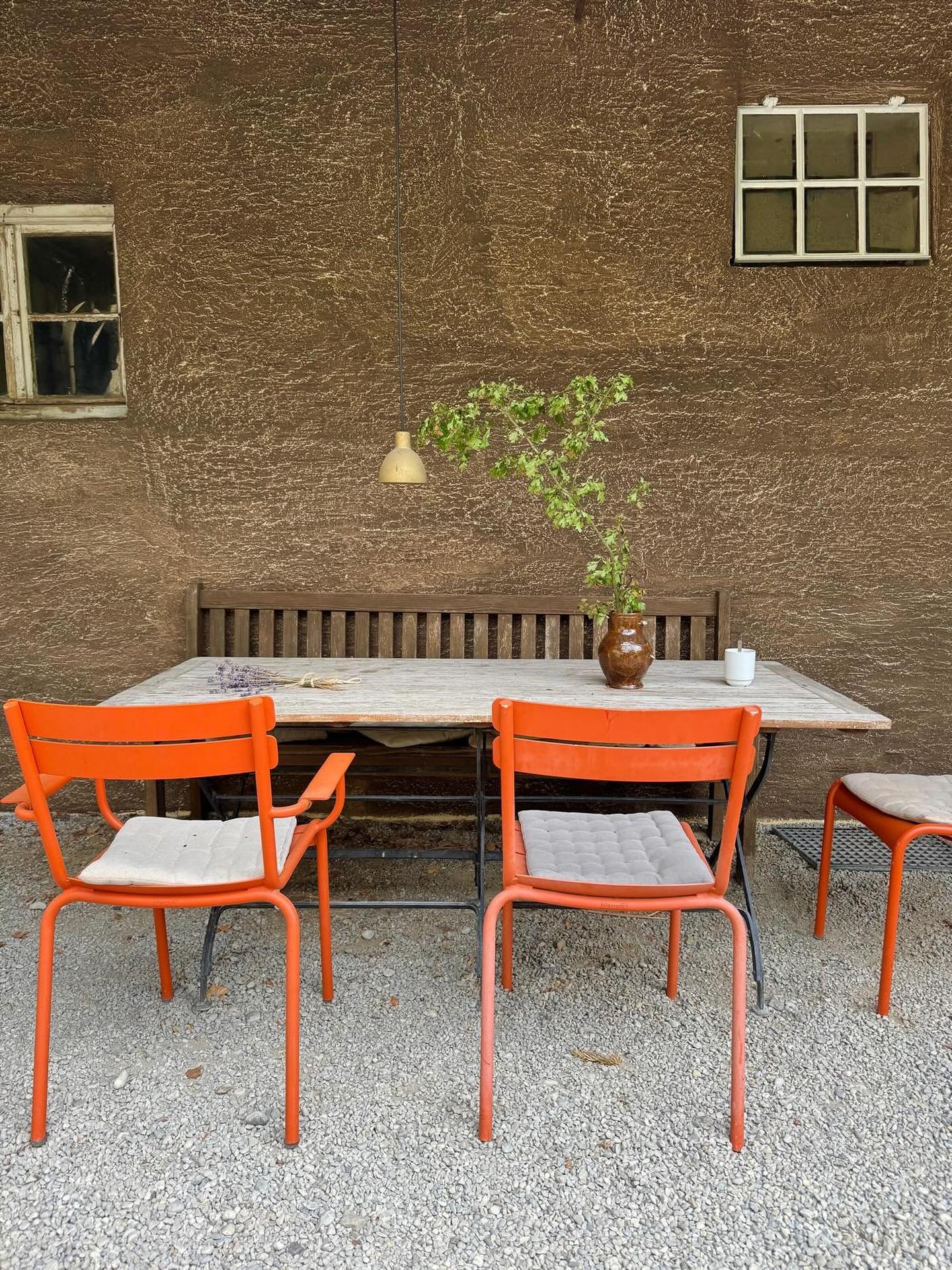 Jeder findet sein eigenes Lieblingspl&auml;tzchen in Gut Sonnenhausen. Welches ist Eures? 

 📸 @georgschweisfurth 
#gutsonnenhausen #retreatspace #events #workation #bio