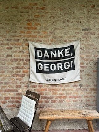 Dieses Banner hat Georg Schweisfurth bekommen, als er aus dem Vorstand von Greenpeace ausgeschieden ist. Jetzt hängt es bei uns auf Gut Sonnenhausen. Weil es uns daran erinnert, dass man sich nicht nur einmischen kann, sondern sollte.
Danke Geor