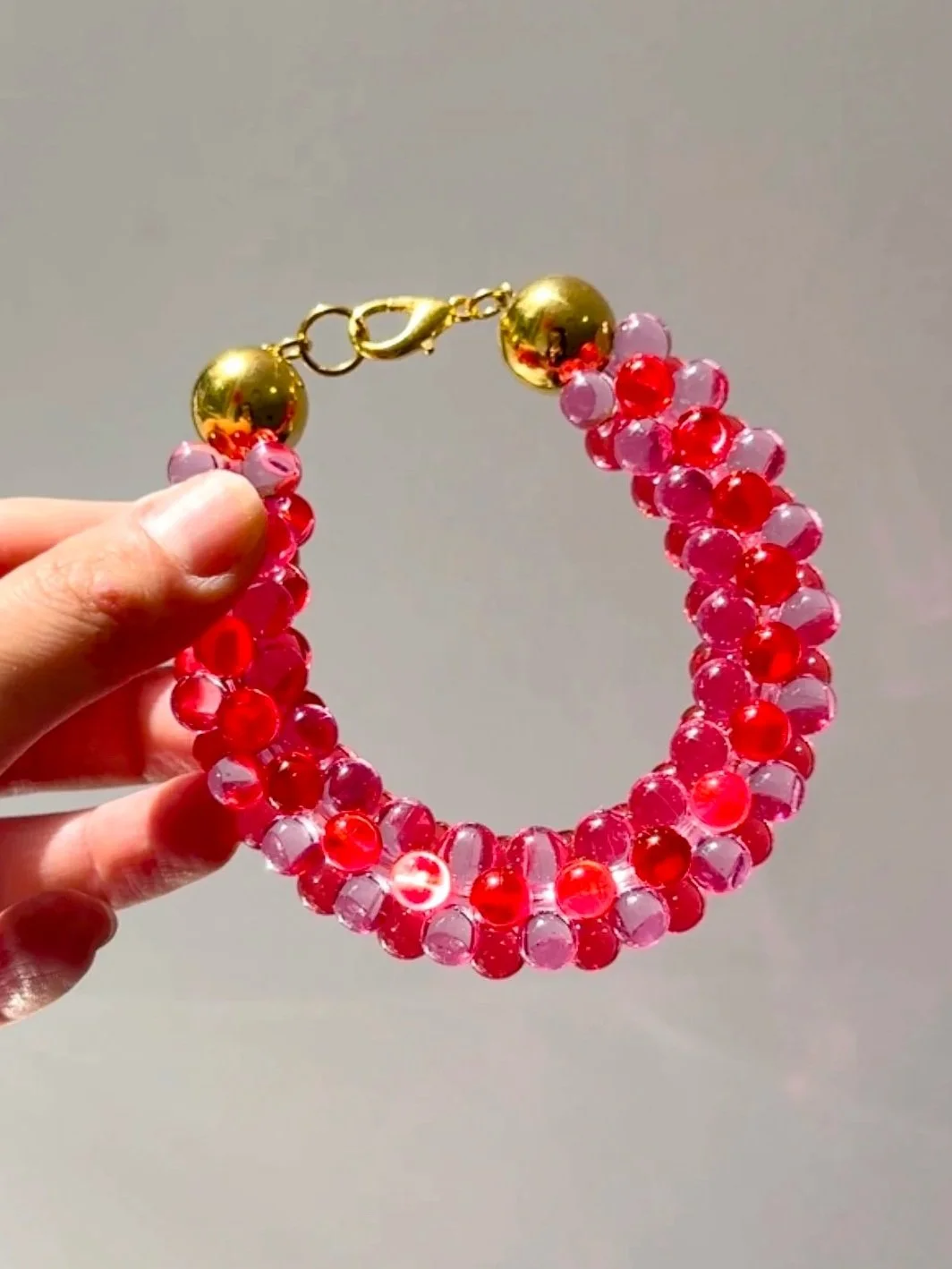 le bracelet Lys rouge/rose