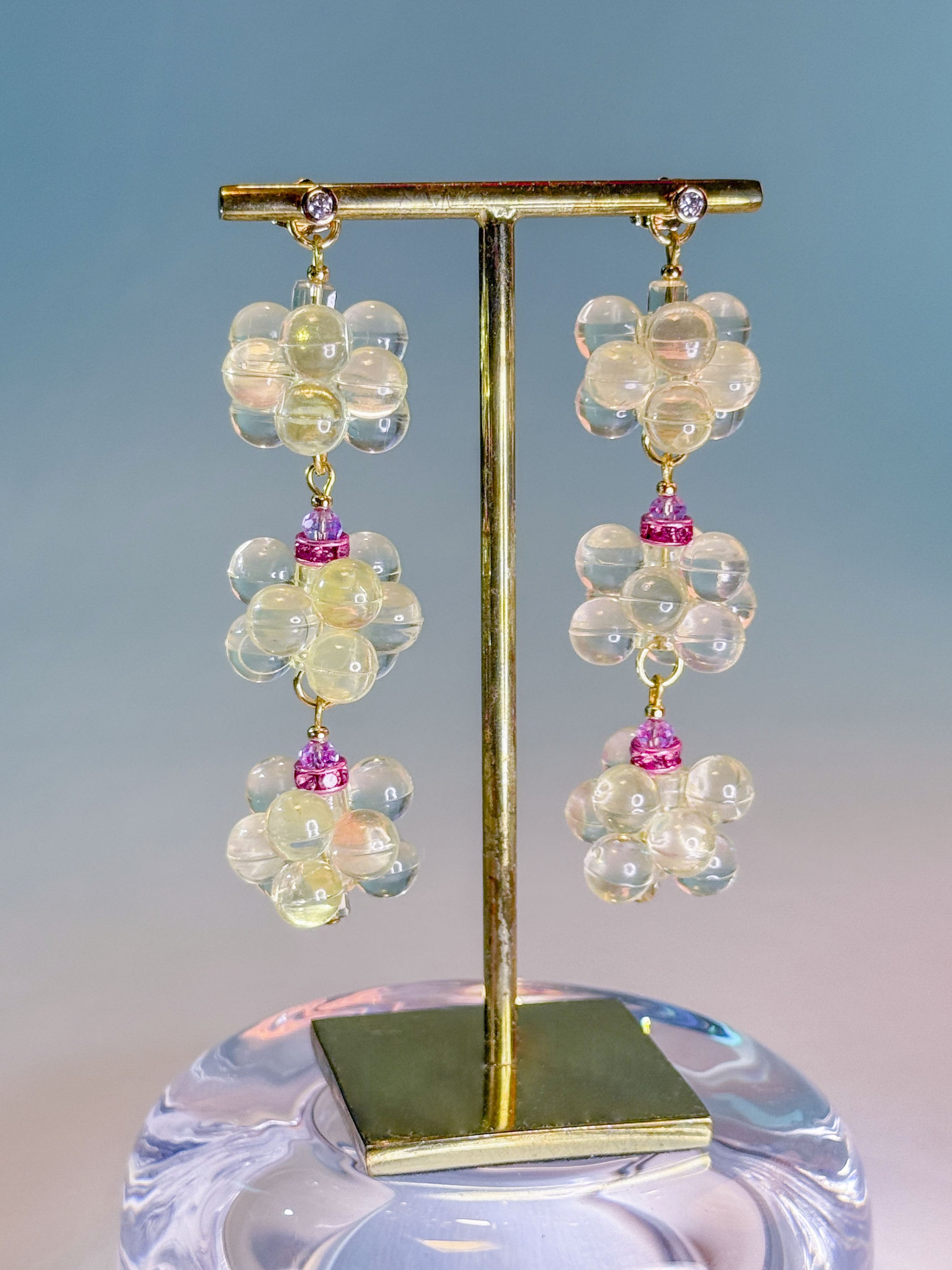 Paire de boucles d'oreilles Dahlia ivoire à fleurs-raisins à perles colorées transparentes anciennes. Puces et créoles plaqué or 3 microns. Fabriquées à la main à Paris.