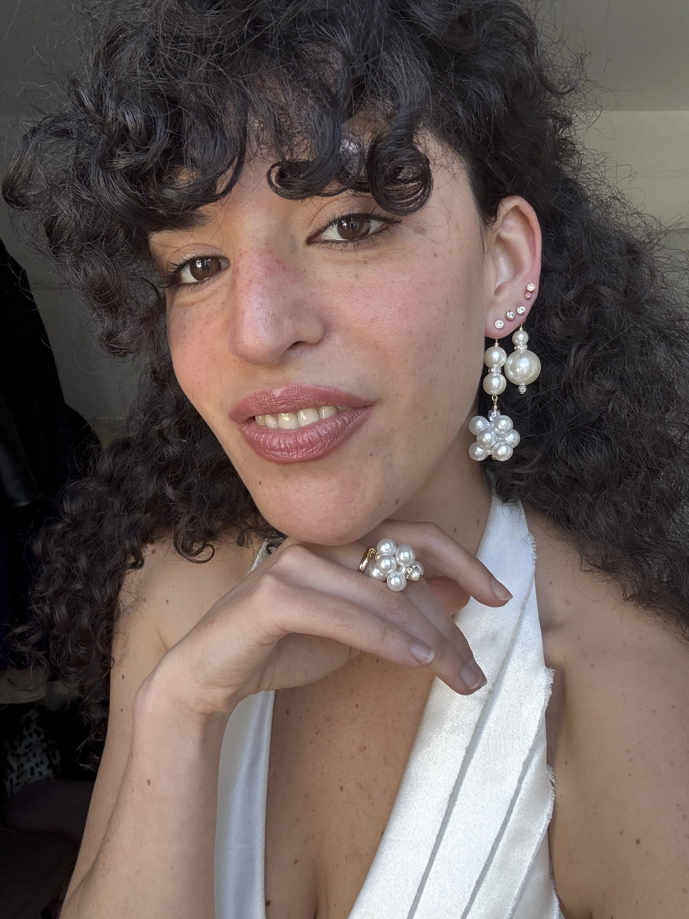 Bague et boucles d'oreilles dépareillées pour femme avec perles nacrées blanches et beige montées sur une paire de puces plaqué or 18 carats 3 microns et fabriquées à la main à Paris. Expéditions à l'international