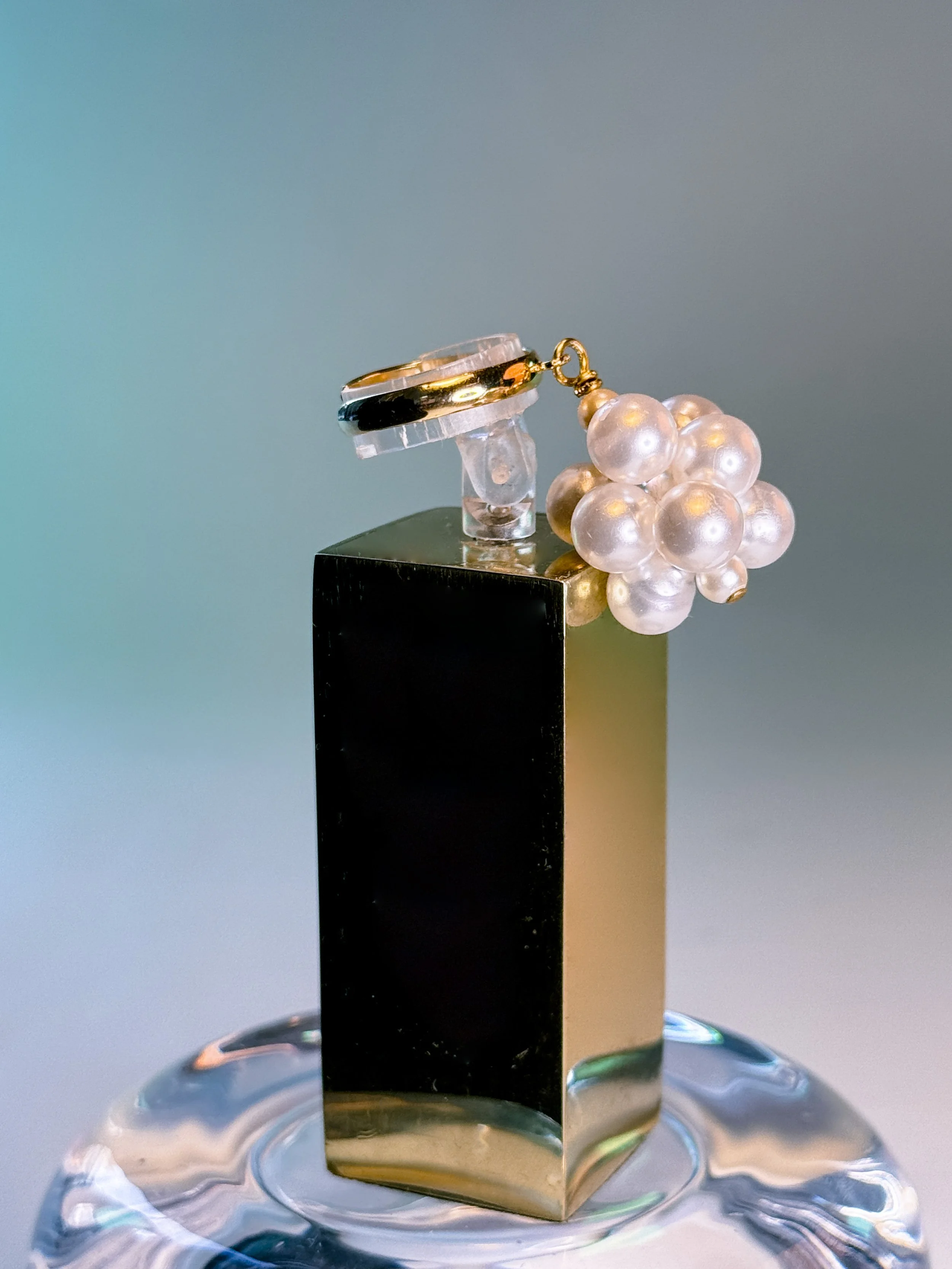 Bague ajustable pour femme avec perles nacrées blanches et beige montées sur une paire de puces plaqué or 18 carats 3 microns et fabriquées à la main à Paris. Expéditions à l'international