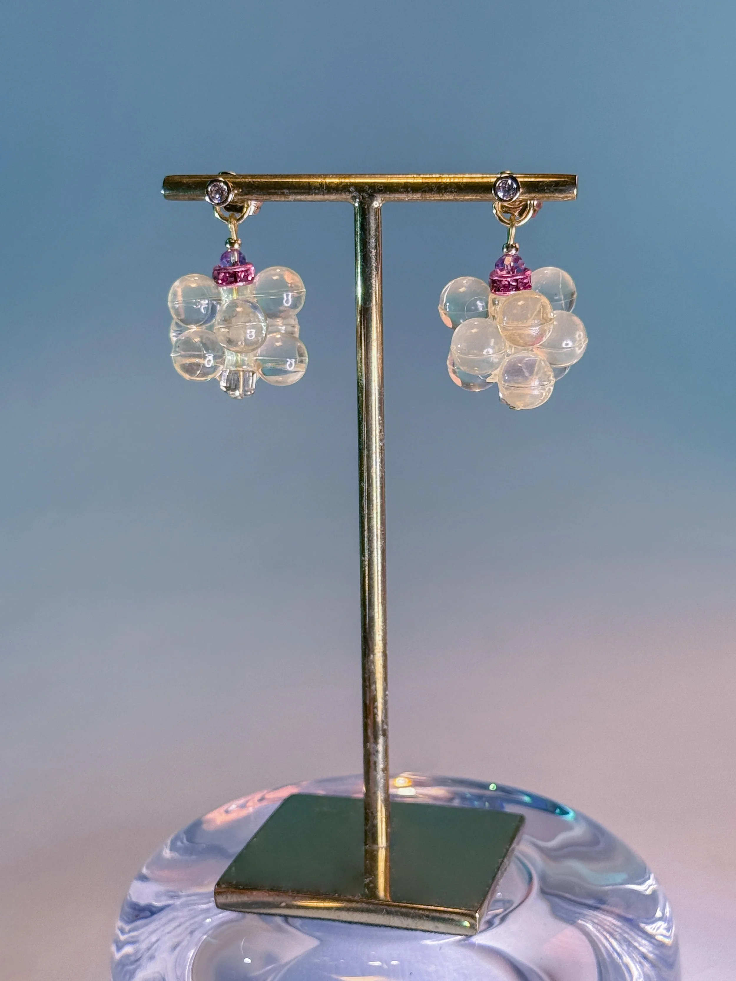 Paire de boucles d'oreilles Dahlia ivoire à fleurs-raisins à perles colorées transparentes anciennes. Puces et créoles plaqué or 3 microns. Fabriquées à la main à Paris.