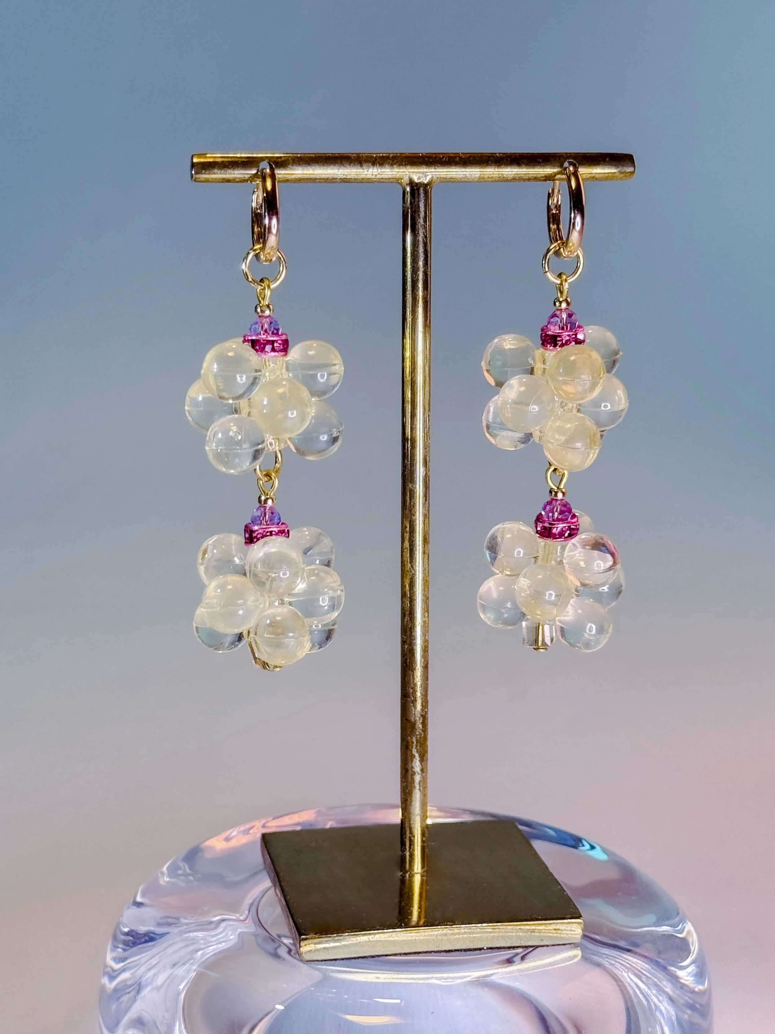 Paire de boucles d'oreilles Dahlia ivoire à fleurs-raisins à perles colorées transparentes anciennes. Puces et créoles plaqué or 3 microns. Fabriquées à la main à Paris.