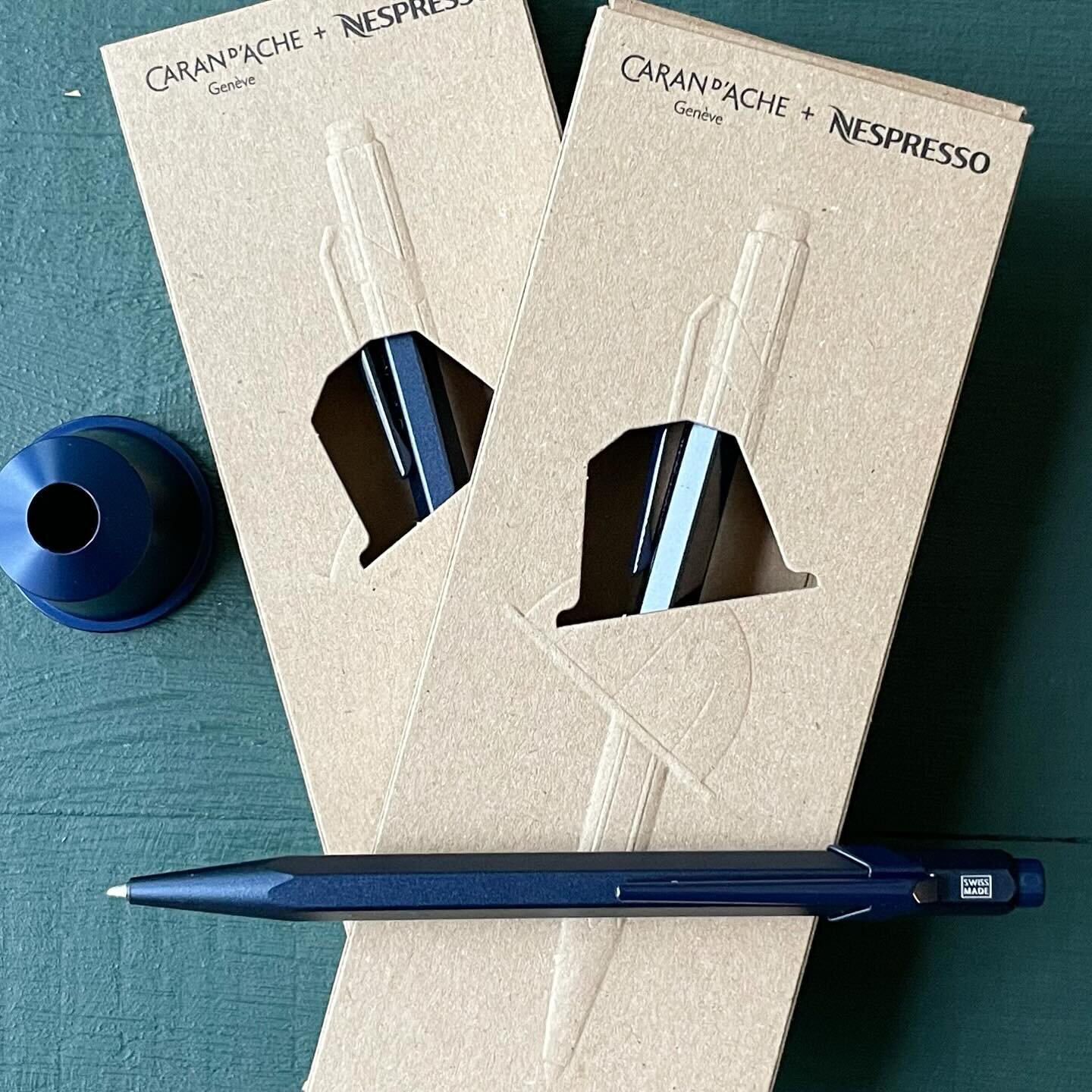 Gros gros kif pour cette nouvelle collaboration @carandache et @nespresso. Le stylo-bille 849, produit iconique de la marque, est fabriqu&eacute; &agrave; partir de capsules Nespresso recycl&eacute;es. C&rsquo;est pas cool &ccedil;a? Et dans cette co