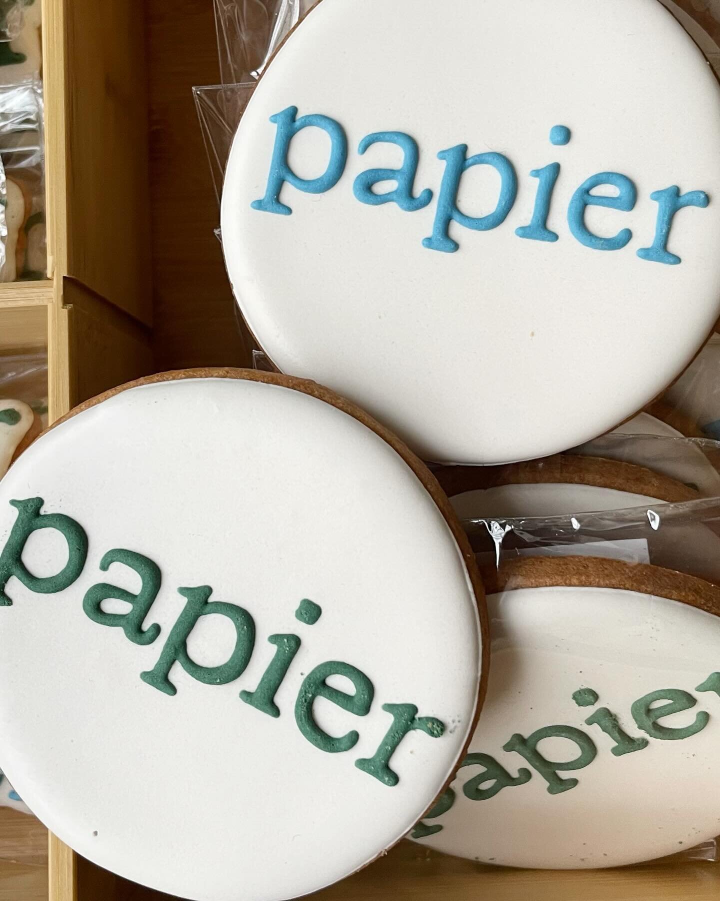 Happy birthday Papier 🩵 ! Papier aura bient&ocirc;t un an 🎂! Pour l&rsquo;occasion, on a demand&eacute; &agrave; la super @poupettebiscuits de r&eacute;aliser des biscuits 🍪 pour g&acirc;ter nos super clients. D&egrave;s demain et pendant toute la