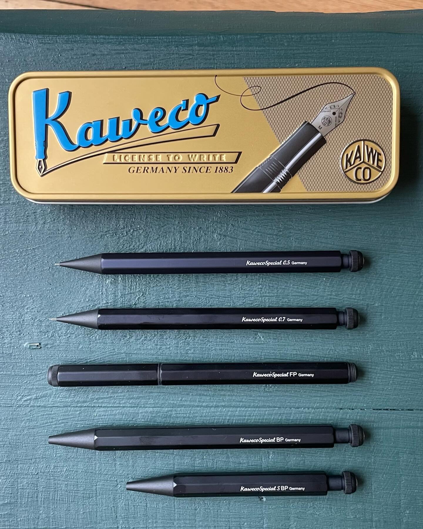 On conna&icirc;t le mod&egrave;le Sport Classic de @kaweco.germany mais connaissez-vous le Sp&eacute;cial, en aluminium, plus long, plus sobre, encore plus &eacute;l&eacute;gant ? En version stylo-plume, stylo-bille et porte-mine 0,5 &amp; 0,7 mm. Et