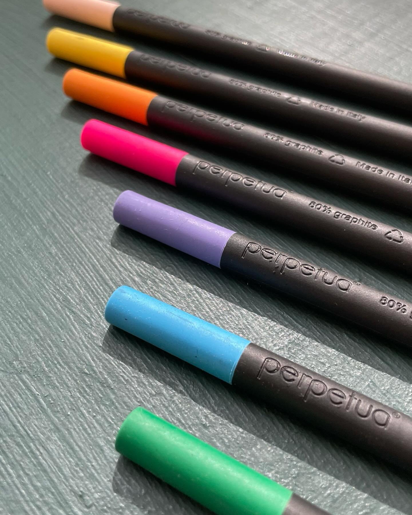 On est trop fan de cette nouvelle marque qu&rsquo;on vient de rentrer! C&rsquo;est tout ce qu&rsquo;on aime: durable, responsable, local &amp; design! Les crayons sont fabriqu&eacute;s en Italie 🇮🇹 &agrave; partir de 80% de graphite recycl&eacute; 