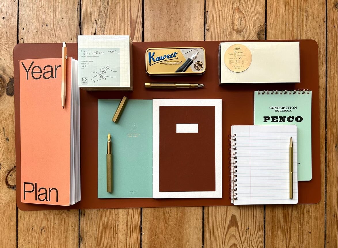 Notre sélection de papeterie provient d’Europe, du Japon 🇯🇵 et de Corée du Sud 🇰🇷. Mais au fond, quelle que soit leur origine, nous privilégions toujours les articles raffinés, colorés, durables et de qual