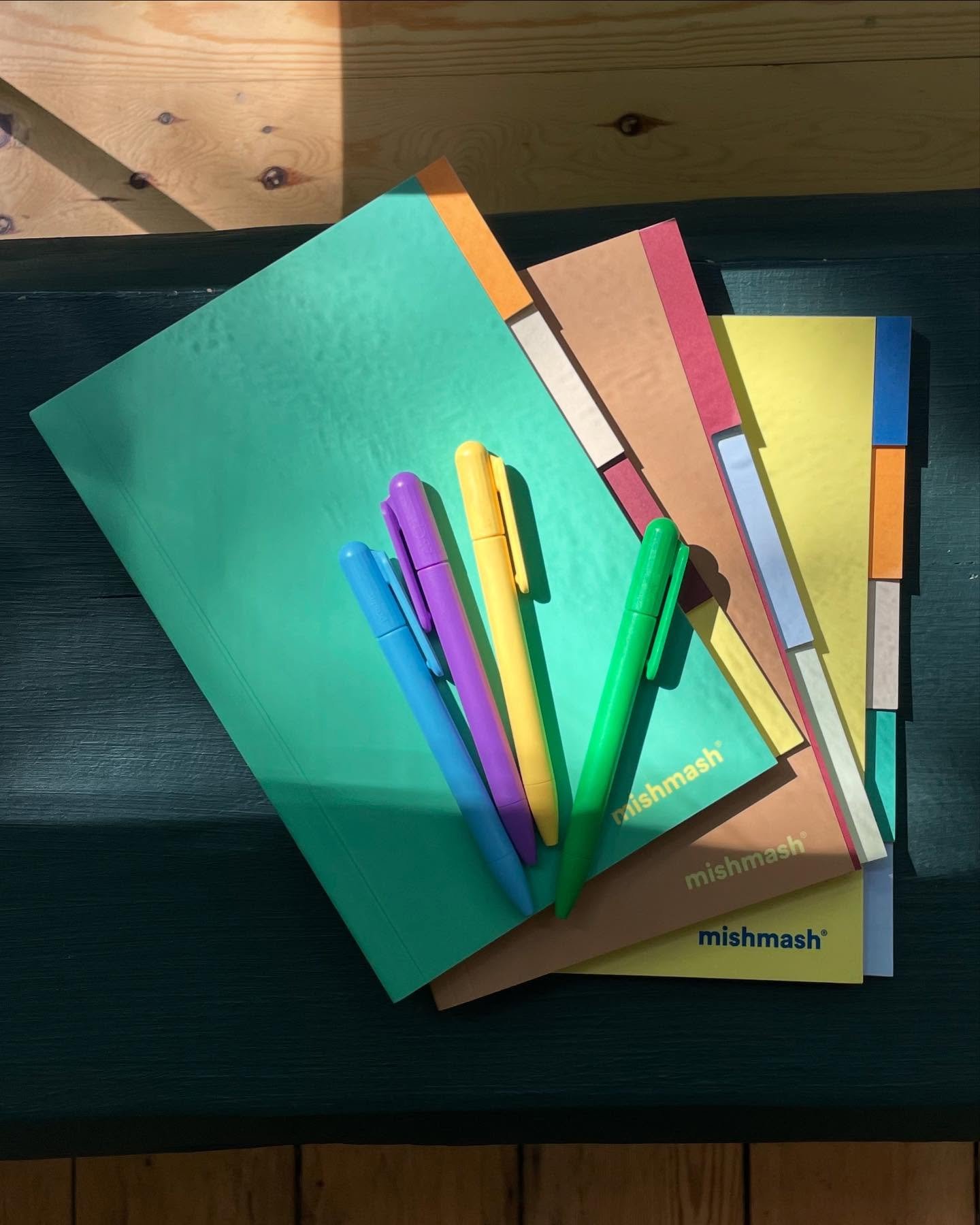 Mish mash, mish mash, @mishmashpt ! Un nouveau venu dans notre sélection de papeterie, tout droit du Portugal 🇵🇹. On aime leurs carnets à intercalaires et aux couleurs joyeuses, on aime leur fabrication européenne et raisonn&ea