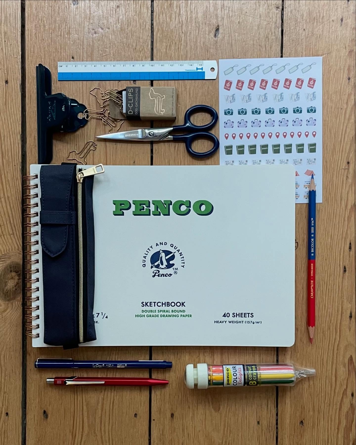 Cette fois c’est sûr, les vacances c’est demain !! ☀️😎
Qui a déjà préparé son carnet de voyage ? 🧳🗺️🌎
Ca tombe bien, on a tout pour vous inspirer et voyager léger : stylos, feutres, masking tap