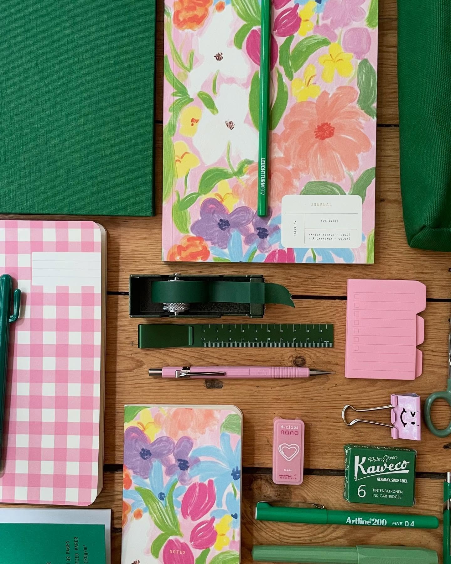 🩷🌱🌿🌷🌸🌺🍃🌳🌾🌼💚
Ces petites merveilles sont à retrouver en magasin !
P A P I E R Paper, drawings & more
~~~
#papier #papierbrussels #papeterieoriginale #papeterie #stationerystore #stationeryaddict #stationerylovers #passionpape