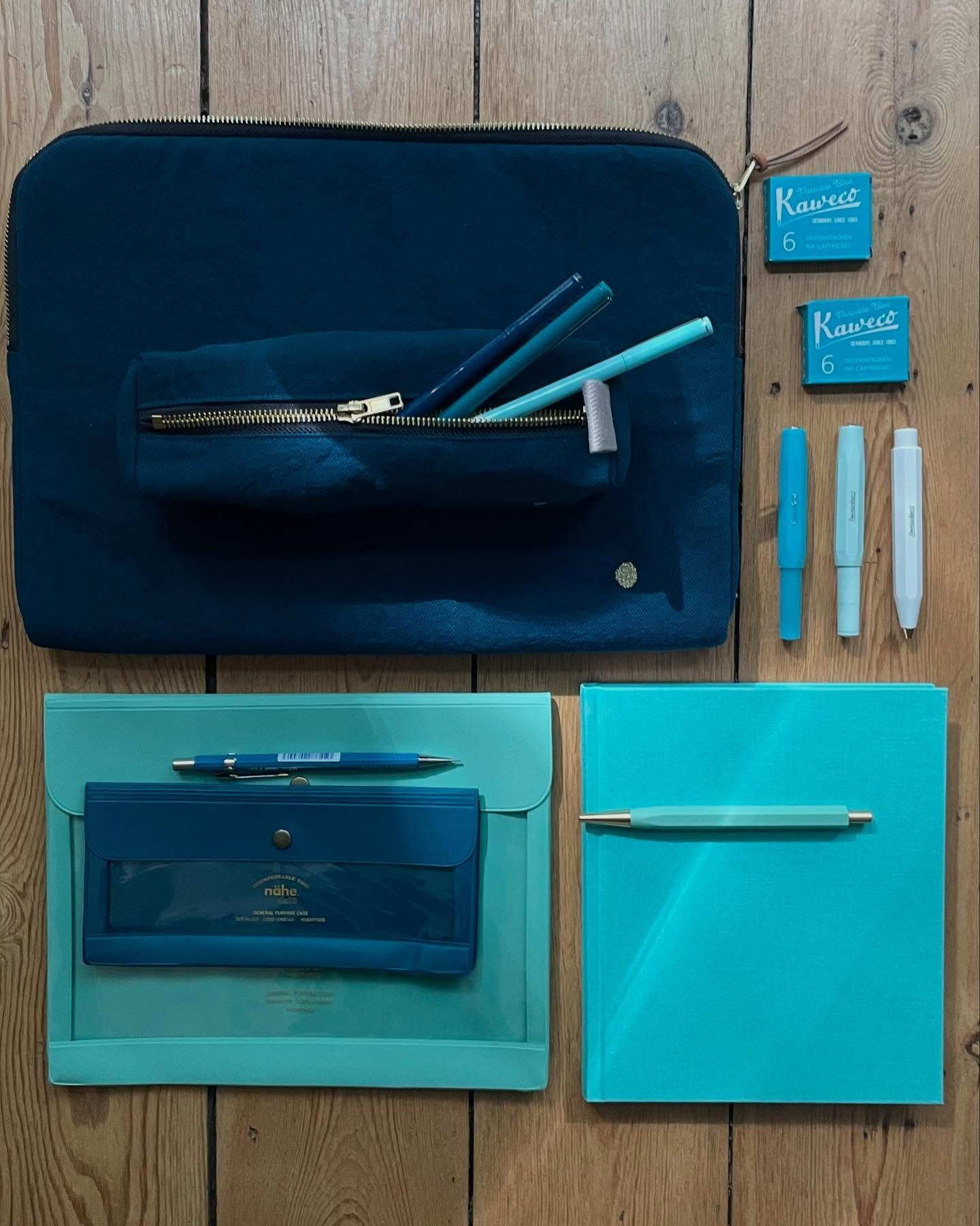Aqua splash mood 🌊💦💙🩵🐚!
📣New in town : la jolie marque @lacerisesurlegateau_fr a élu domicile chez @_papierbrussels_ .
😍On aime : leurs trousses et housses d’ordinateur, la qualité de leurs cotons (bio svp!) et leurs coule