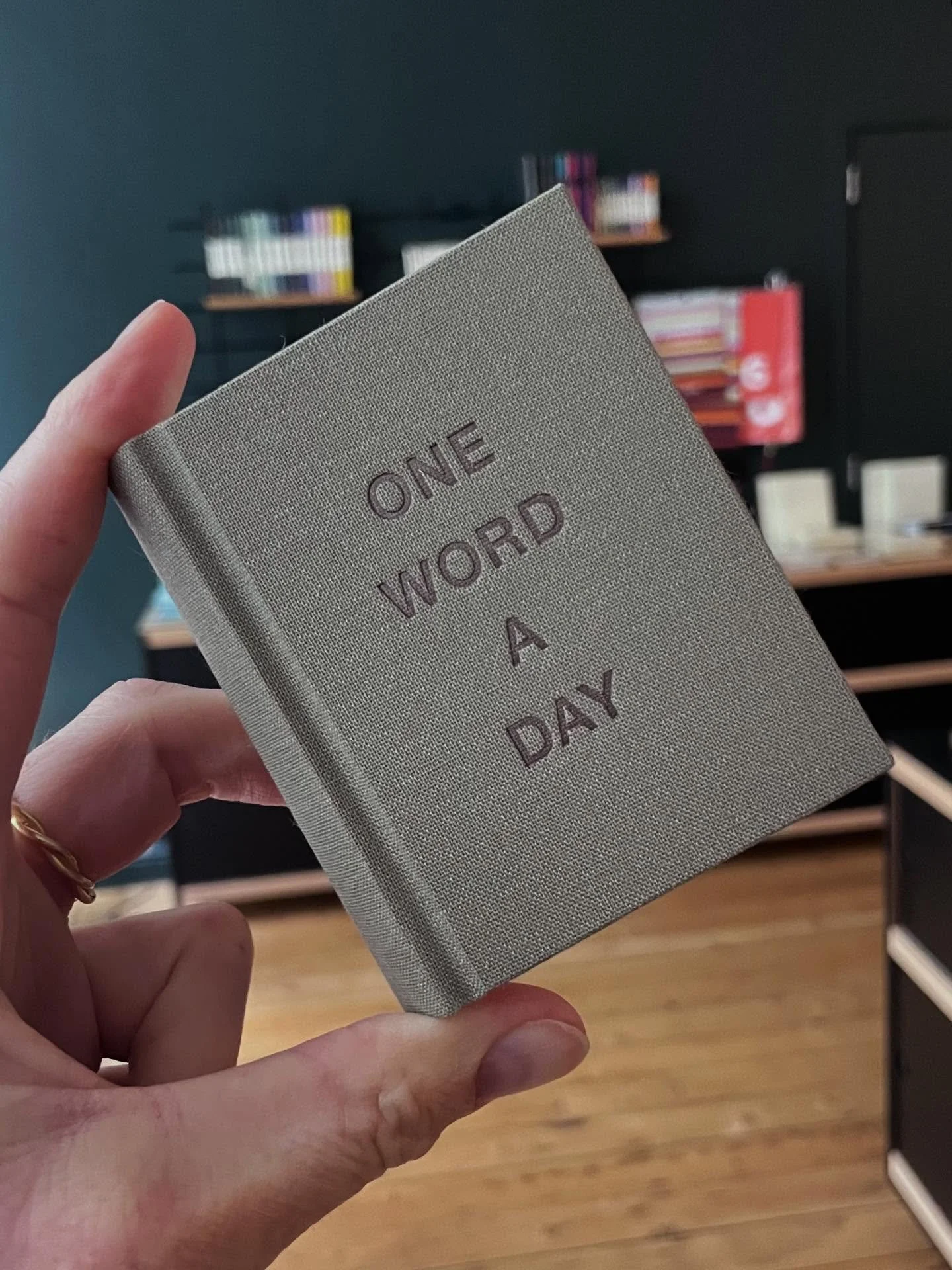 📝C’est tout petit, c’est joli, c’est fait main, c’est allemand et c’est notre ultime kif !
💌Un mot d’amour, un mot souvenir, une intention par jour pendant 365 jours : c’est facile à faire, à