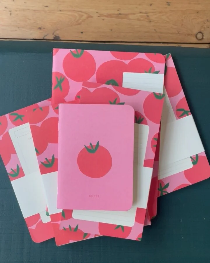 On vient de rentrer les dernières collections des carnets @seasonpapercollection. On a beau chercher, y a pas un imprimé qu’on n’aime pas. Certains sont plus naïfs, d’autres plus rétro, poétiques ou