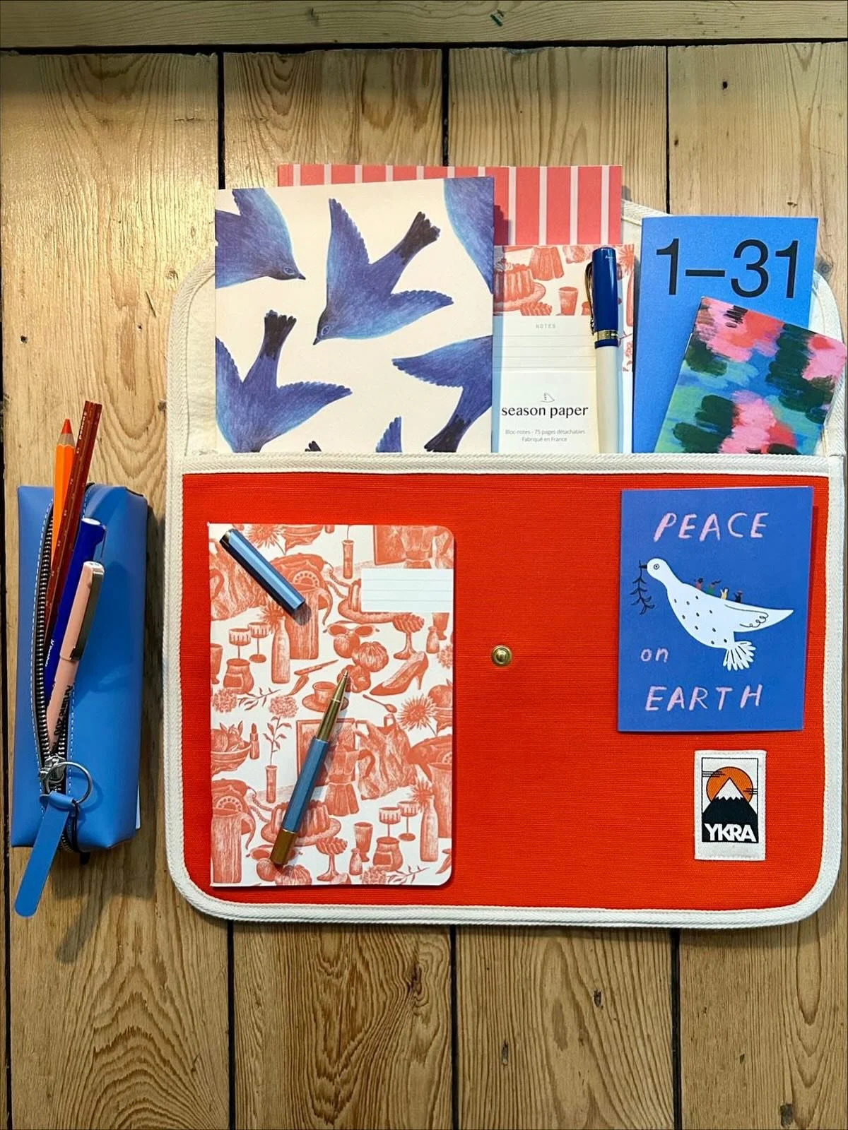 PEACE ON EARTH - now more than ever. 🌍🧡💙

P A P I E R  Paper, drawings &amp; more

~~~
#papier #papierbrussels #papeterieoriginale #papeterie #stationerystore #stationeryaddict #stationerylovers #passionpapeterie #commercelocal #shoplocal #bruxell