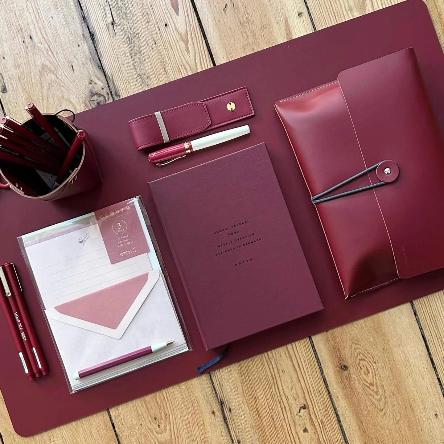 We&lsquo;re team burgundy. Who&rsquo;s with us ? 🍷🥀💄📕🚩🧧🫘

~~~
#papier #papierbrussels #burgundytrend #teamburgundy #burgundy #burgundystationery #papeterieoriginale #papeterie #stationerystore #stationeryaddict #stationerylovers #passionpapete