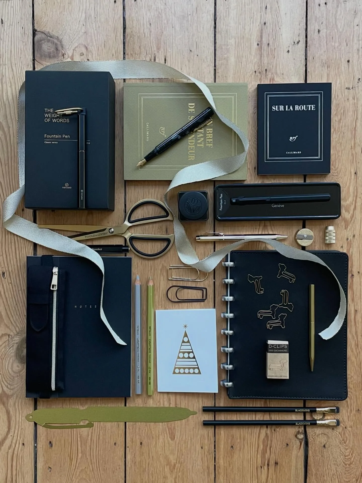 On aime tant le combo noir et dor&eacute; 📓🎩💫 ! Une id&eacute;e de papeterie &eacute;l&eacute;gante, intemporelle, po&eacute;tique et pointue pour tous les go&ucirc;ts, tous les &acirc;ges et tous les budgets ! 
On vous accueille tous les jours ju