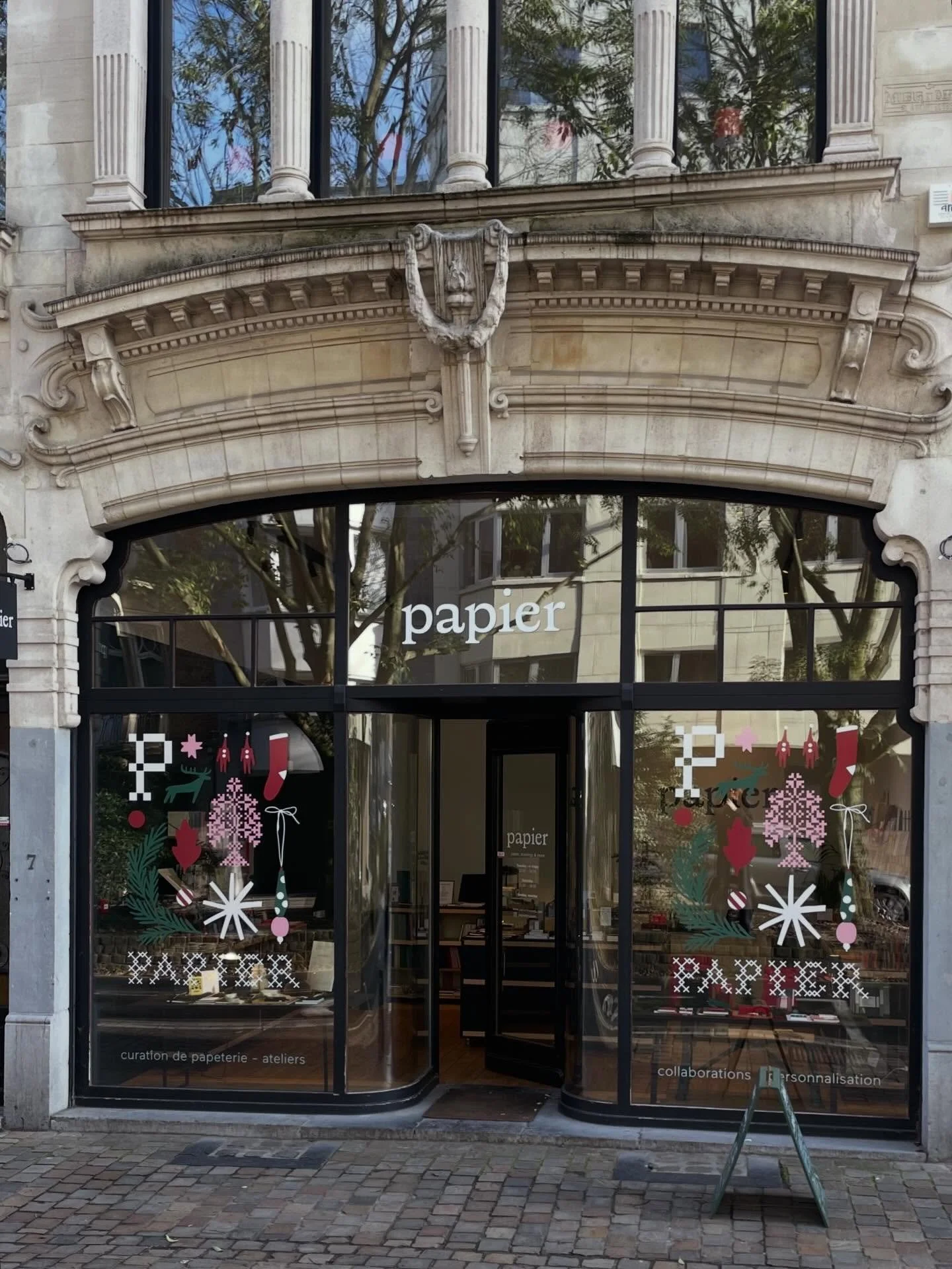 Il reste 8 jours jusqu&rsquo;&agrave; No&euml;l et on a encore un tas de jolies choses &agrave; vous proposer pour ravir vos proches. 🎄🎁💫

On est ouvert TOUS les jours jusqu&rsquo;&agrave; No&euml;l !🎅🏻 

PS: et en plus on a la plus belle vitrin