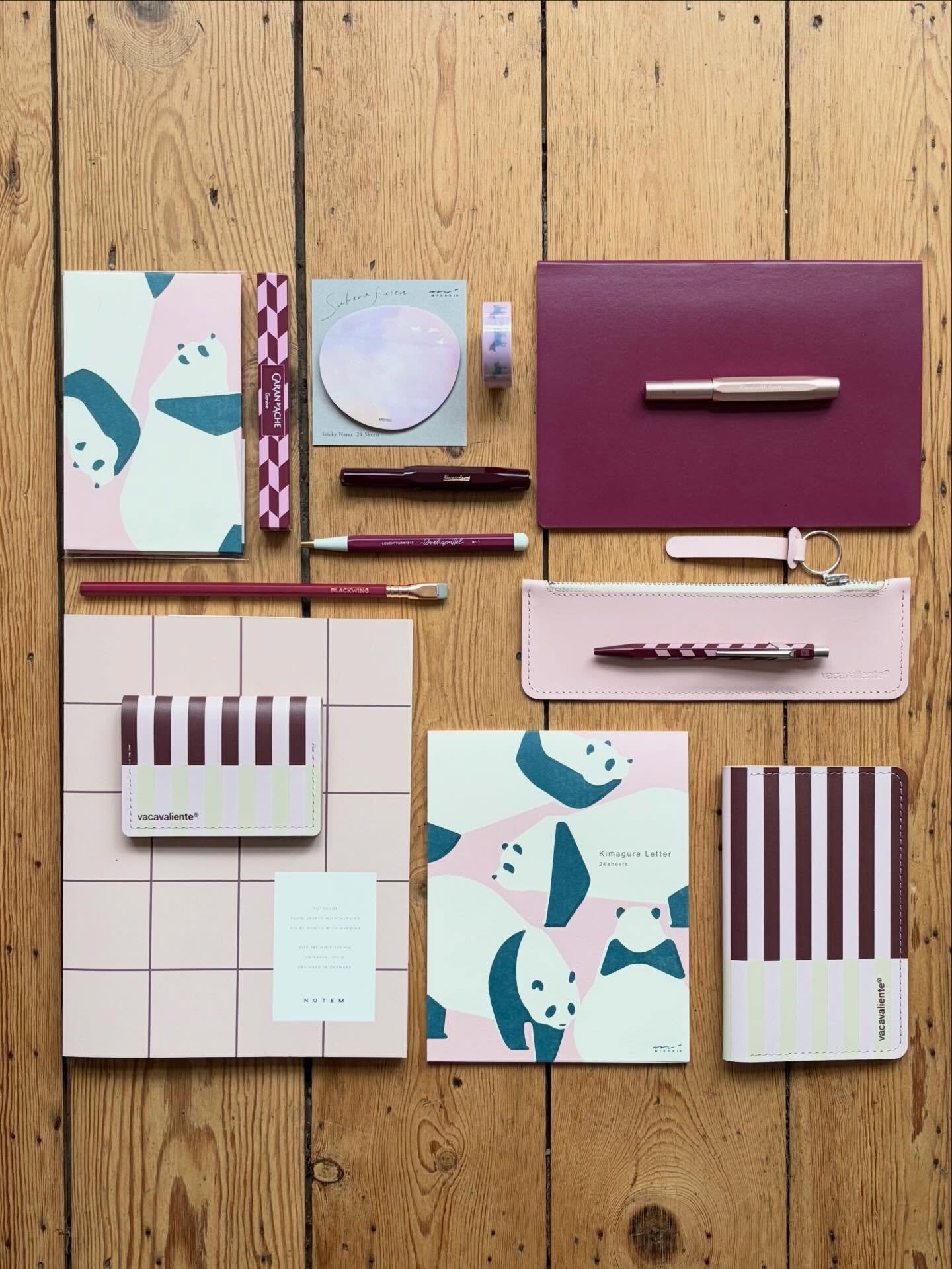 En avril, on opte pour le combo rose layette et lie-de-vin. De la douceur et du caract&egrave;re, c&rsquo;est &ccedil;a qu&rsquo;il faut non ?!🌸🌷🥀🫘🍷💕

#coloredstationery #stationery #papierbrussels #apriliscoming #winered