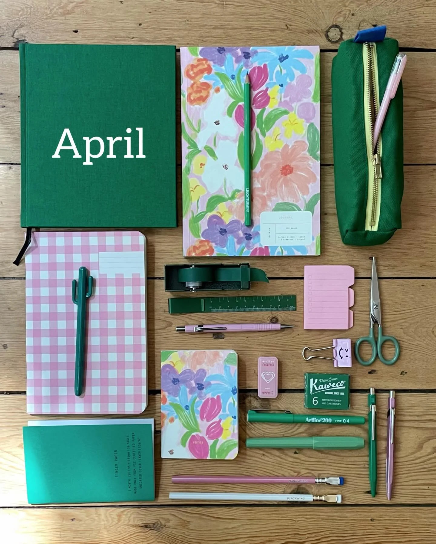 Les couleurs racontent notre histoire au fil des mois🌈🎨📒📚
Bienvenue dans l&rsquo;univers de @_papierbrussels_ ! 🩷💜💙🩵💛

#papierbrussels #papeterieoriginale #stationerylover #colorpalettes #flatlayphotography