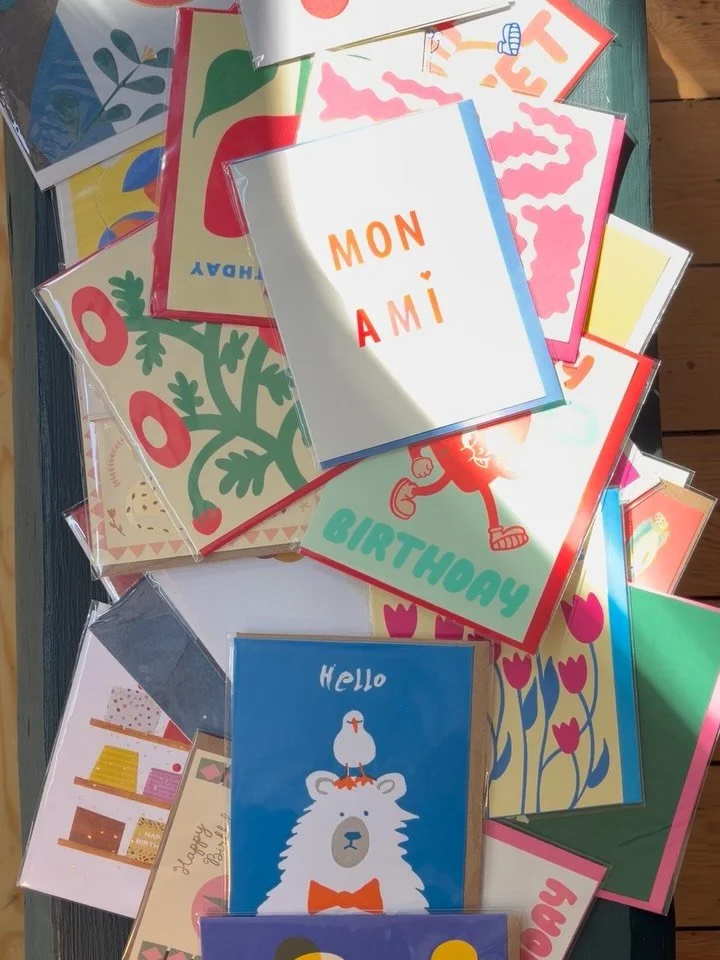 &Agrave; la question &ldquo; Les gens &eacute;crivent-ils encore des cartes ?&rdquo; C&rsquo;est un grand OUI ! 
La preuve : on vient de faire un grand r&eacute;assort de cartes pour tous les go&ucirc;ts et toutes les occasions. 
Il n&rsquo;y a plus 