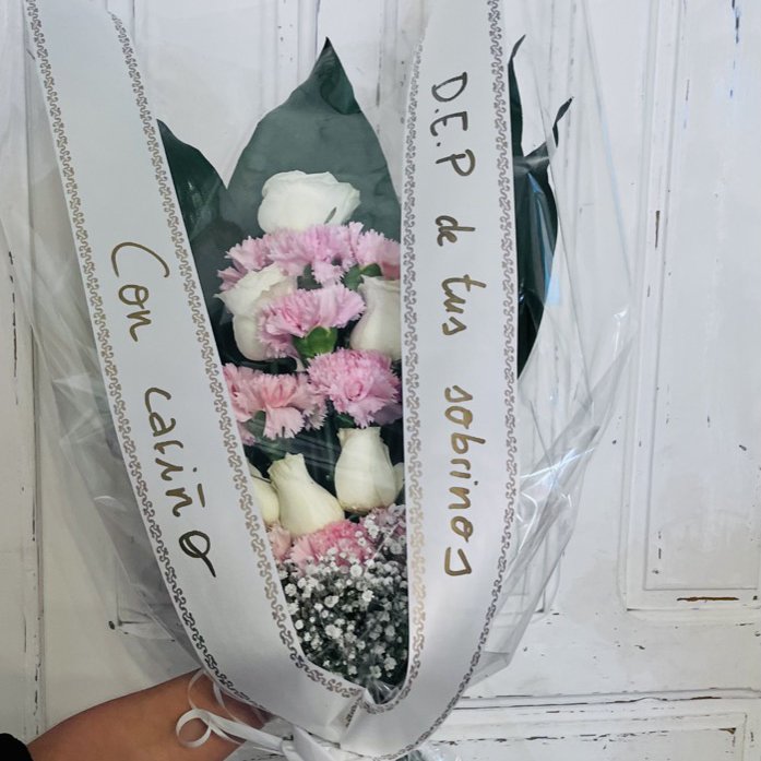 Ramo funerario rosas_claveles_paniculata .jpeg