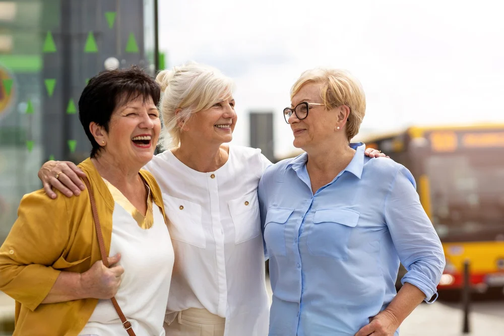 Trois amies qui rient ensemble en ville