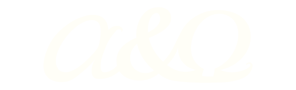 Väljä, valkoinen logo, jossa on tyyliteltyjä kirjaimia 'a&o' mustalla taustalla.