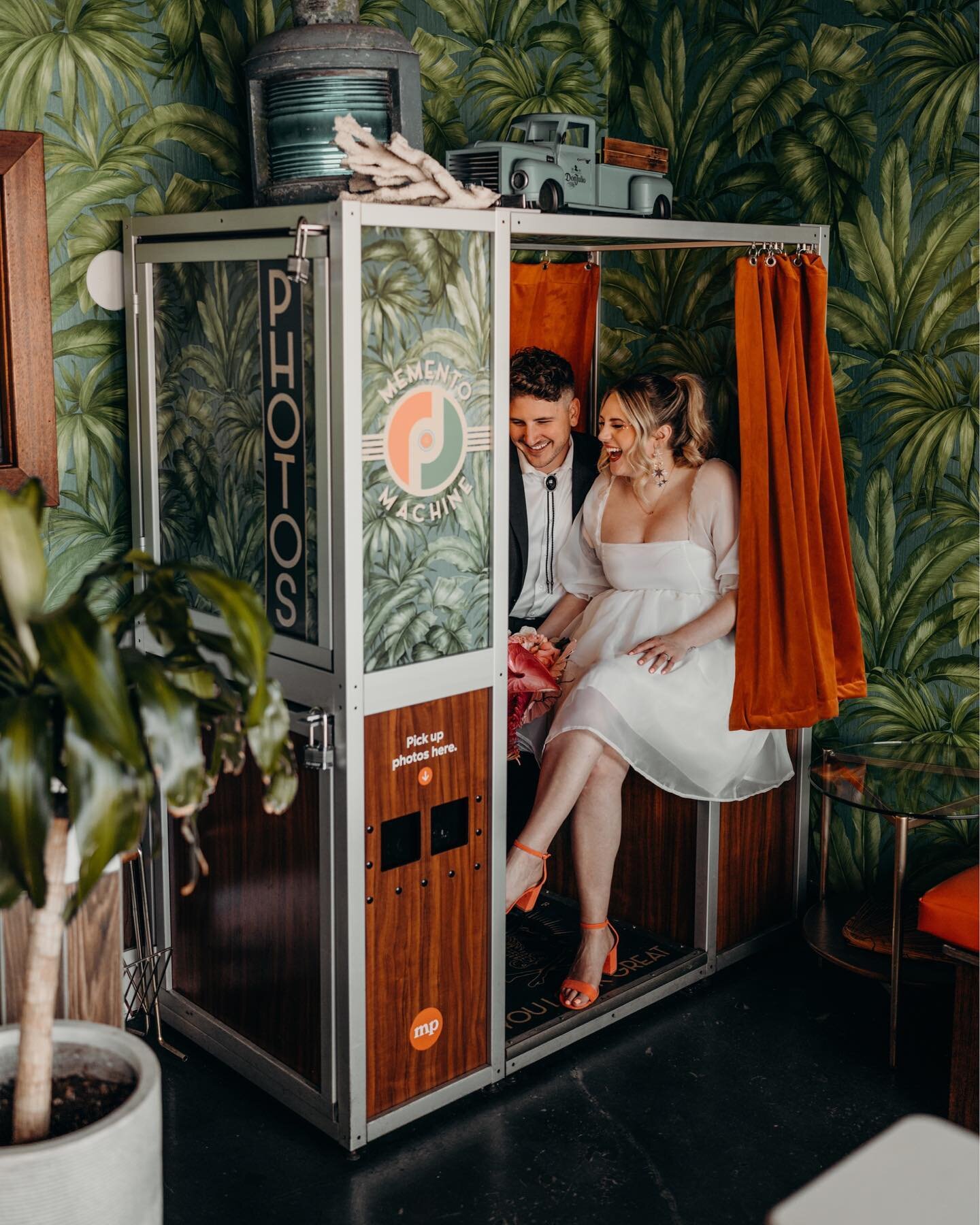 I&rsquo;ll take funky elopement photos until the day I die. And even then I hope heaven is full of funky colors and frozen cocktails 🍹😏