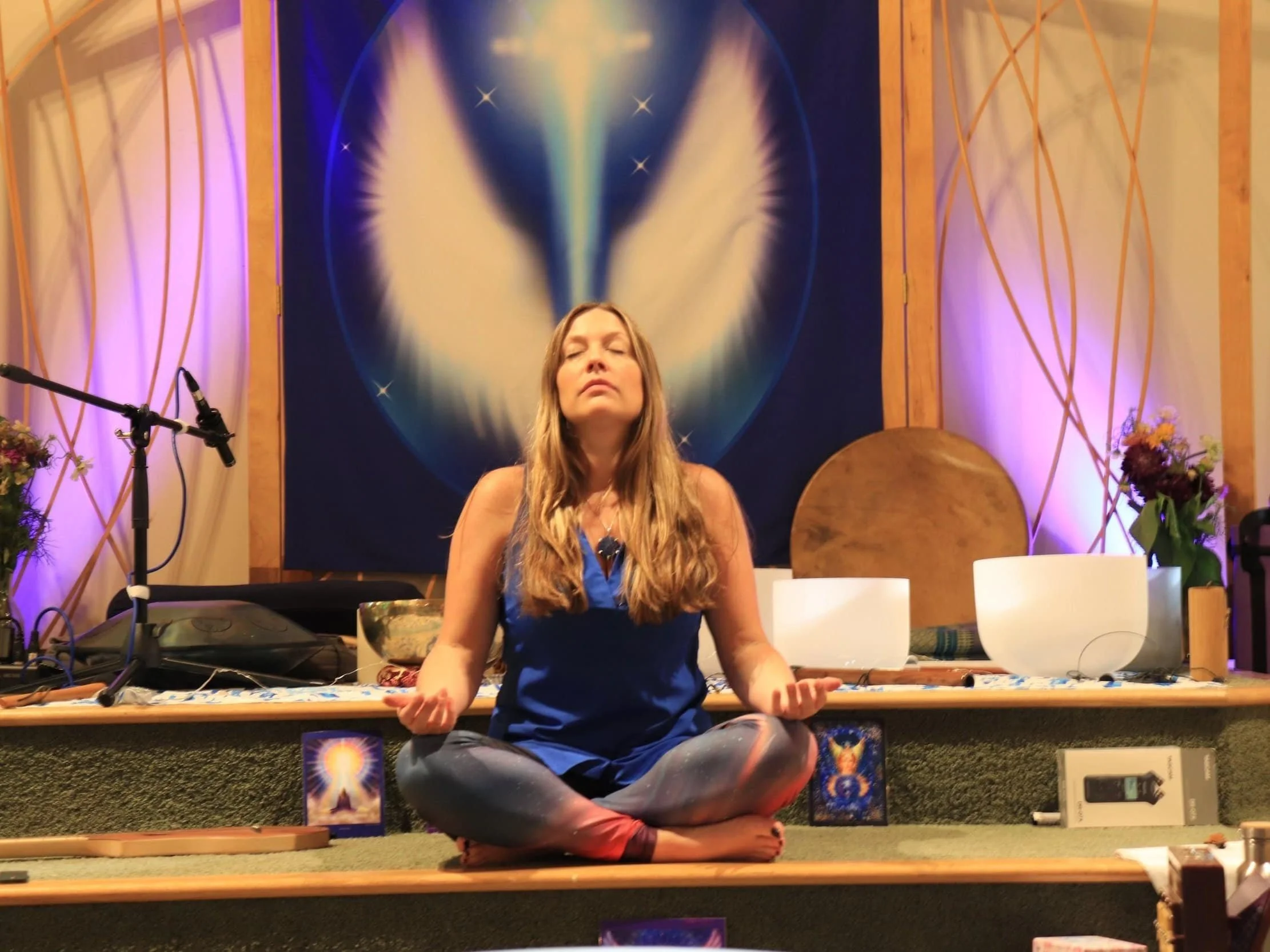 kaite+sutton+in+meditation+at+retreat