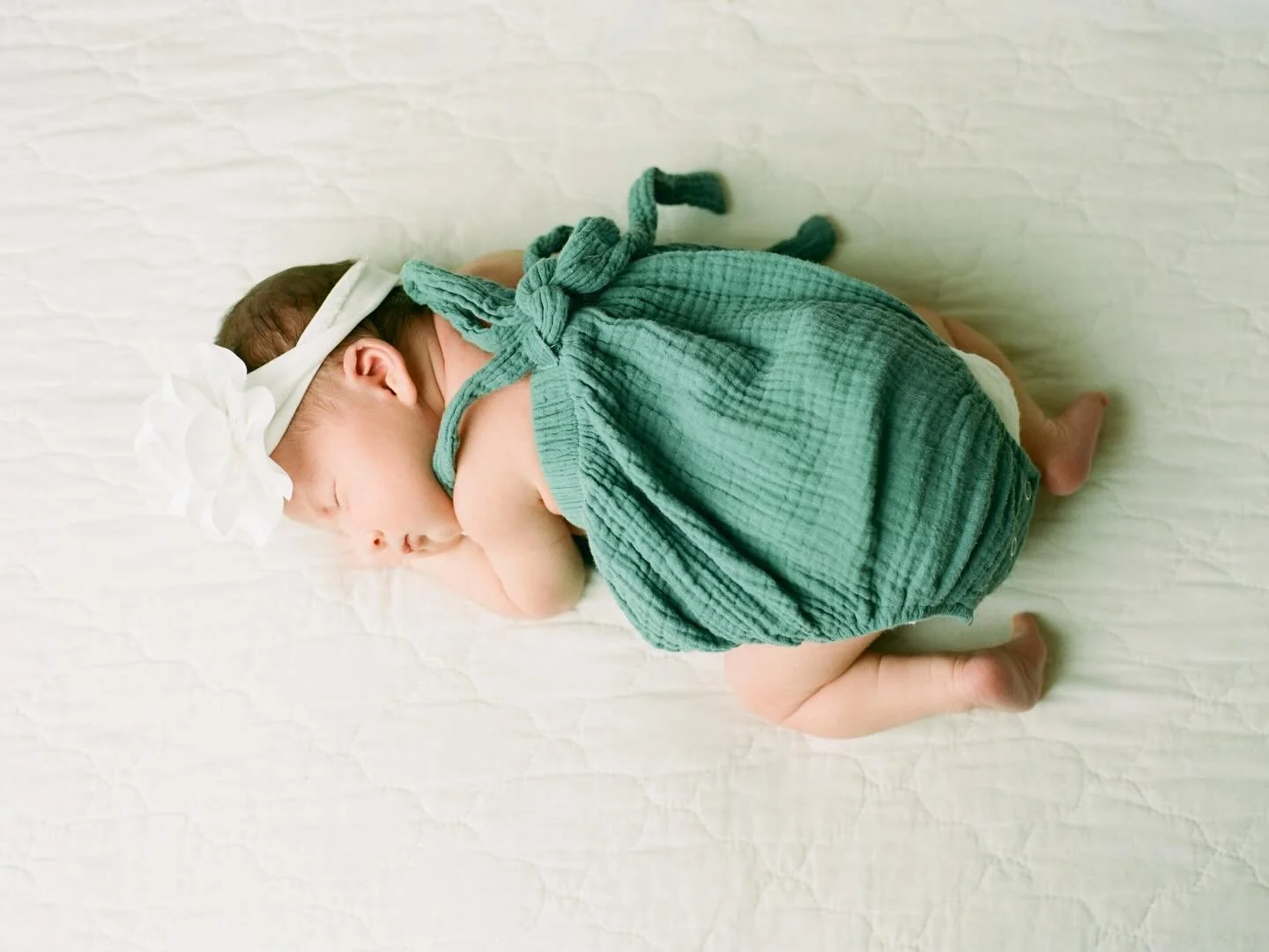 There is nothing quieter than the newborn stage.
Nothing softer.
Nothing that passes more quickly.

Those tiny fingers.
The way they curl into themselves.
The peaceful stillness that somehow fills the entire room.

As a newborn photographer serving G