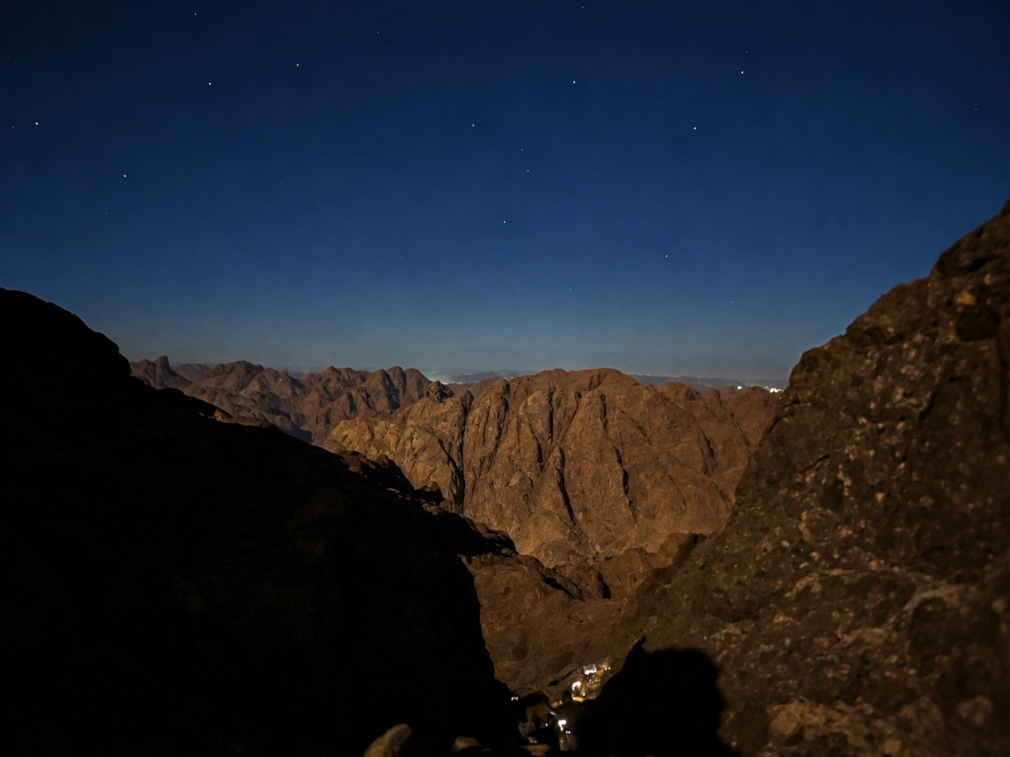 La ascensión nocturna permite llegar a la cumbre antes del amanecer, cuando la luz transforma las montañas del Sinaí en un espectáculo natural inolvidable.