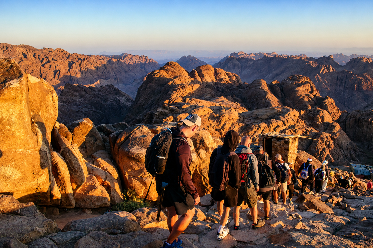 El amanecer desde la cima del Monte Sinaí recompensa varias horas de caminata con una de las panorámicas más fotografiadas del desierto egipcio.