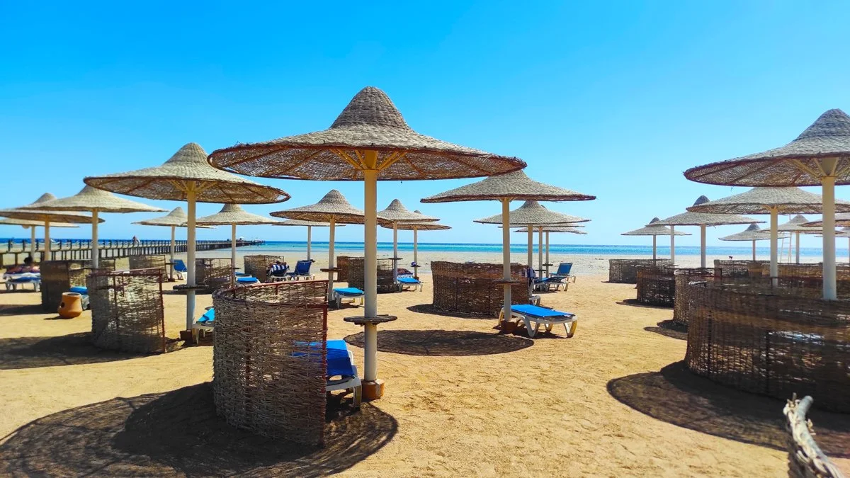 Resort frente al mar en Hurghada con playas de arena blanca y aguas turquesa del Mar Rojo en Egipto.