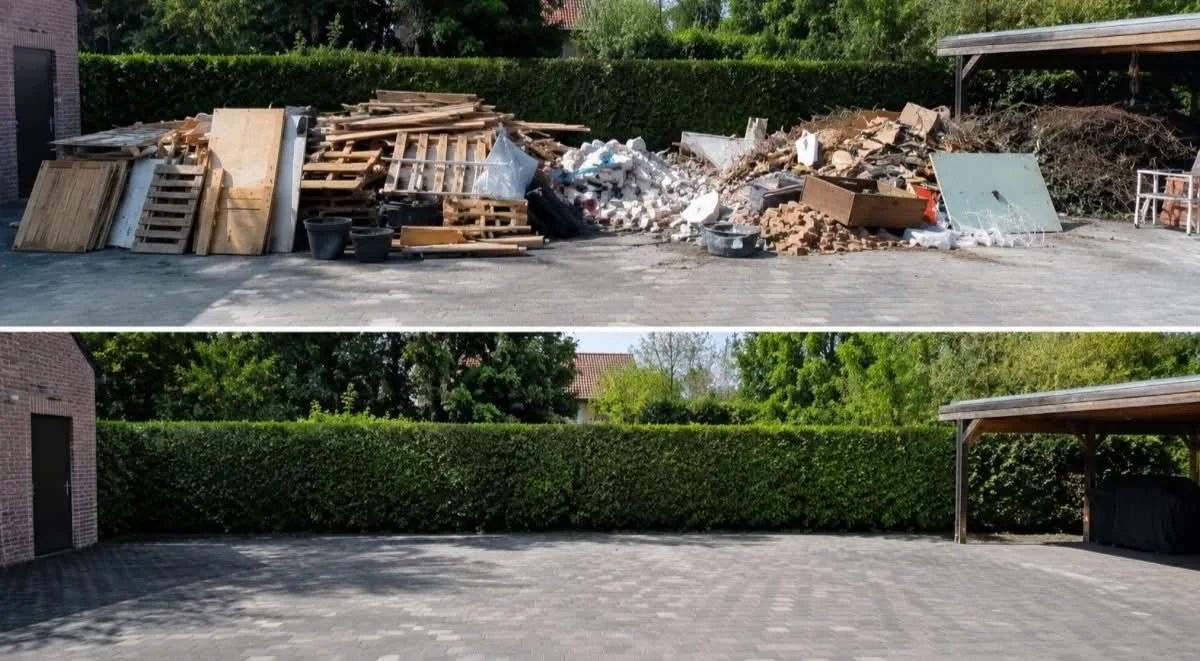 Een volle stapel afval en bouwmaterialen naast een leeg, gespreide betonnen binnenplaats met een groene heg op de achtergrond.