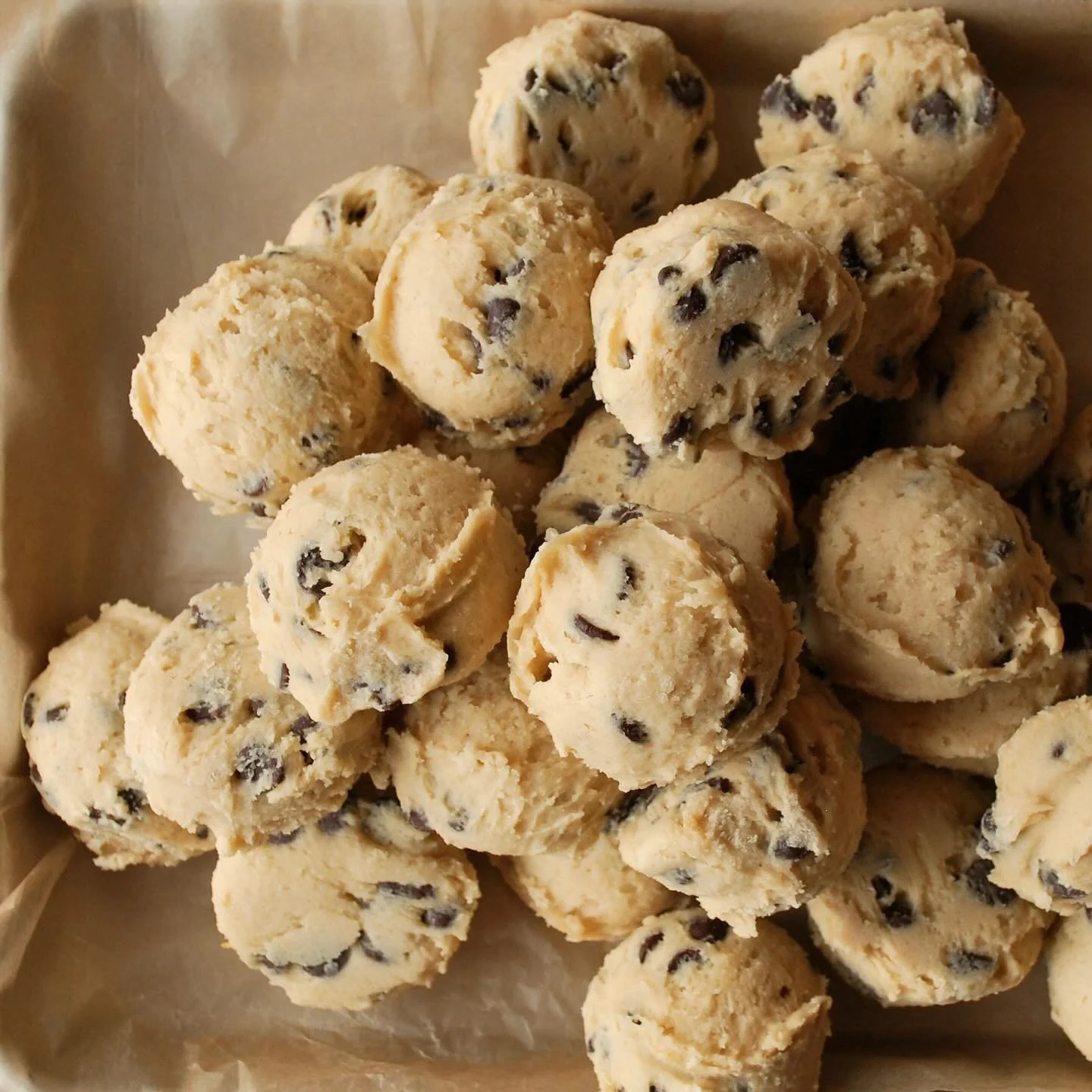 Who doesn’t love a hot cookie after a long day of first grade?! Our cookie dough balls help make that happen a little more easily. Pop them in your oven, wait 15 mins, and you’re ready to roll. 😋 🍪☀️