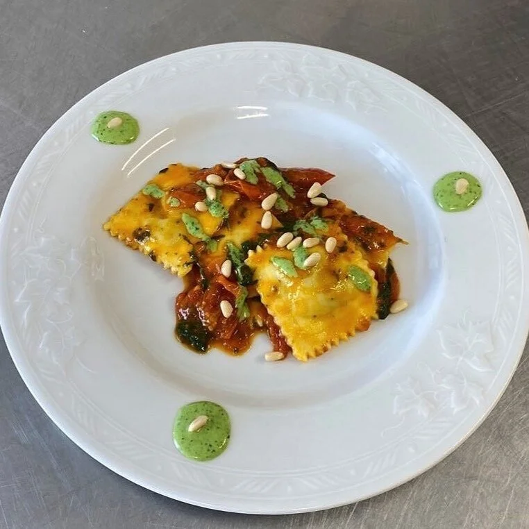 Ravioli ripieni di ricotta e spinaci, con rucola, pachino e pinoli