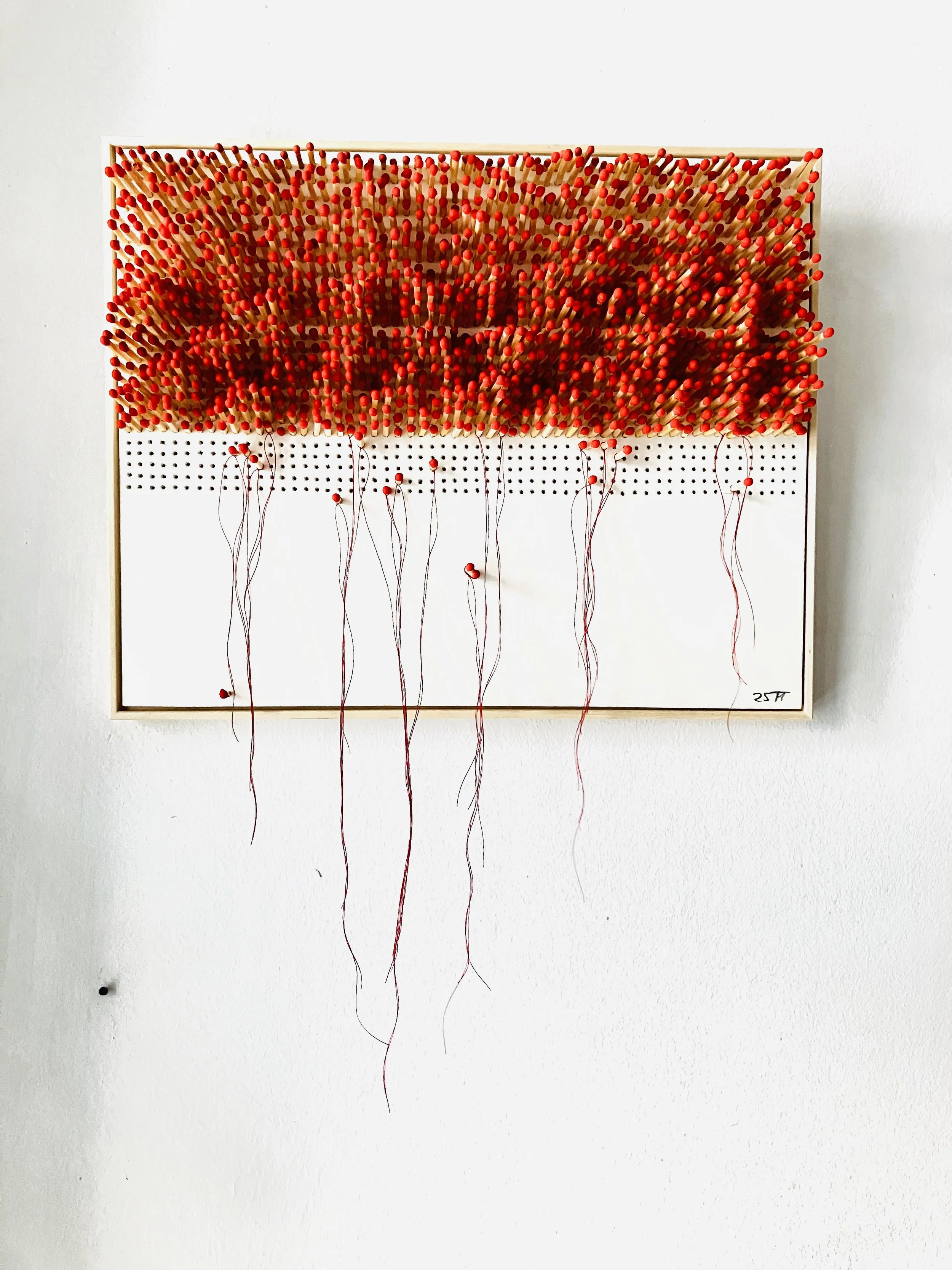  Fragile Ordnung VI 2025  
Streichhölzer und Fäden auf Papier 
(45 X 31 cm)