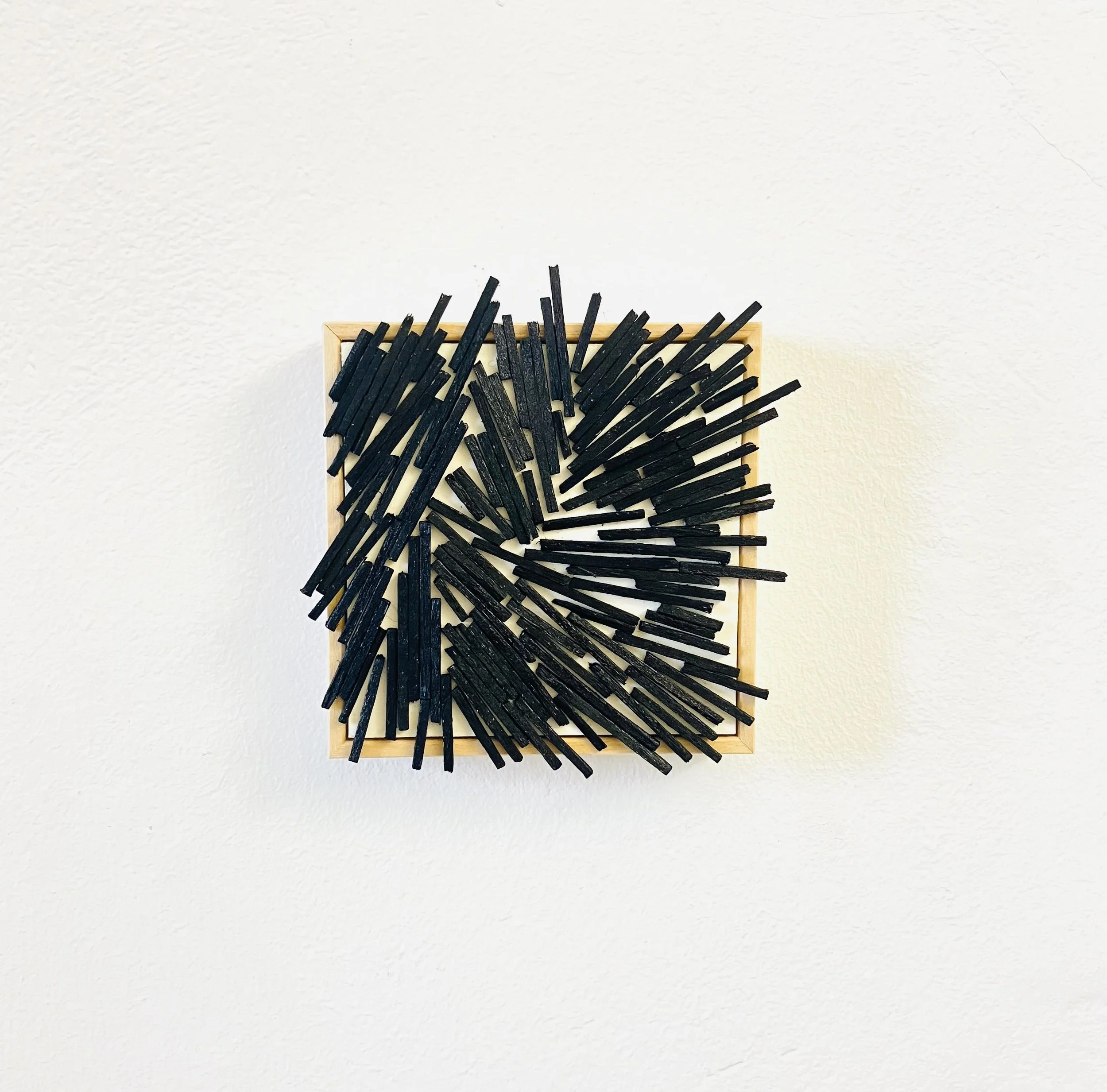  Chaos oder Struktur 2026  
Gefärbte Streichhölzer auf Papier 
(11 X 11 cm)